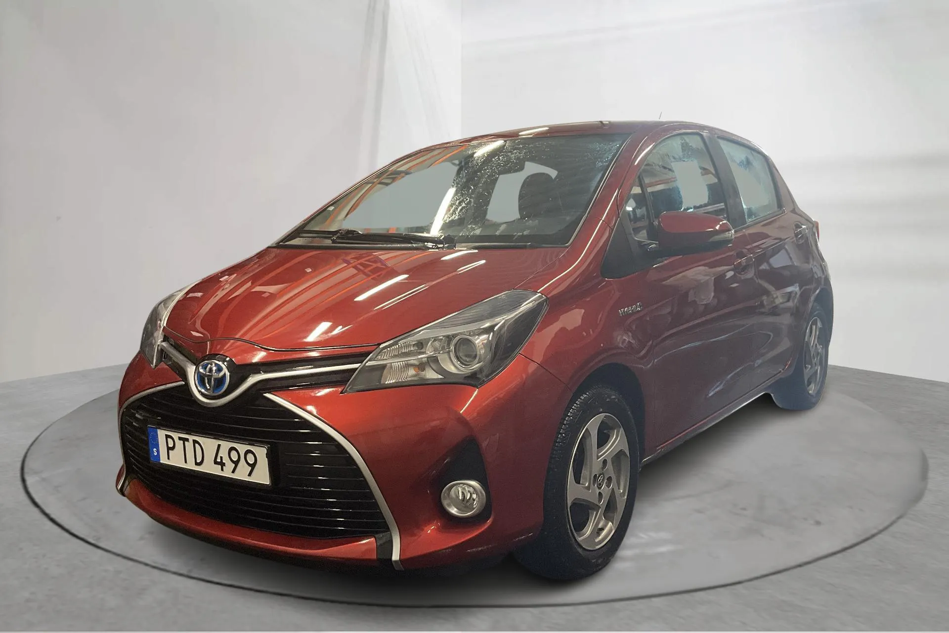 Presentationsfoto 1 av 15: Toyota Yaris 1.5 HSD 5dr (75hk) - 12 167 mil - Automat - Mörkröd - 2015