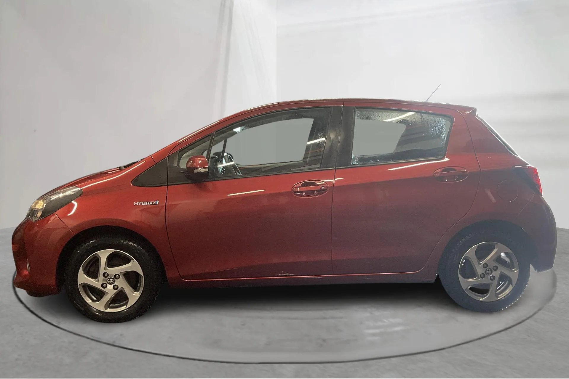 Presentationsfoto 2 av 15: Toyota Yaris 1.5 HSD 5dr (75hk) - 12 167 mil - Automat - Mörkröd - 2015