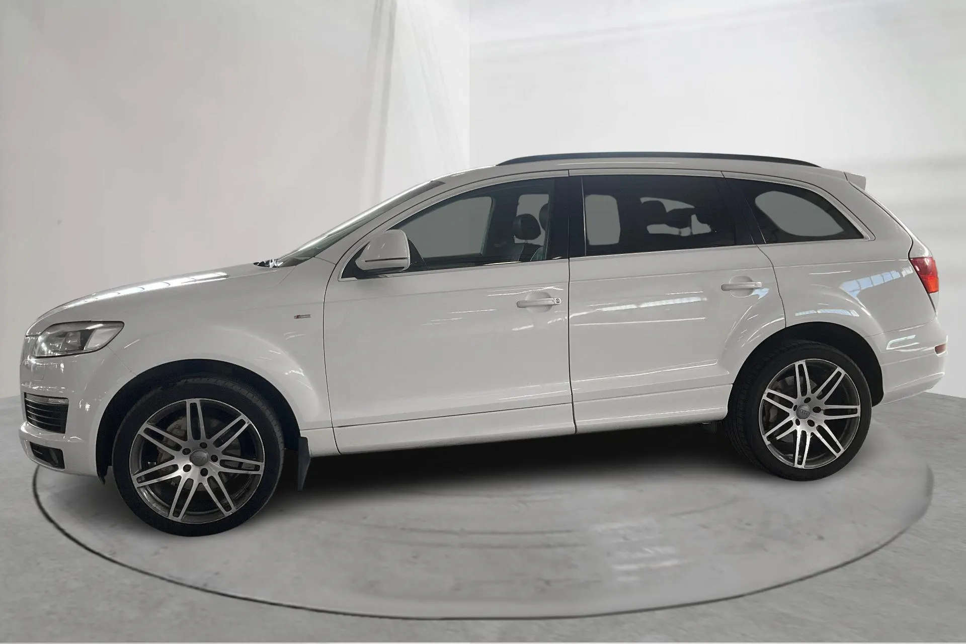 Presentationsfoto 2 av 14: Audi Q7 4.2 TDI quattro (326hk) - 27 391 mil - Automat - vit - 2007