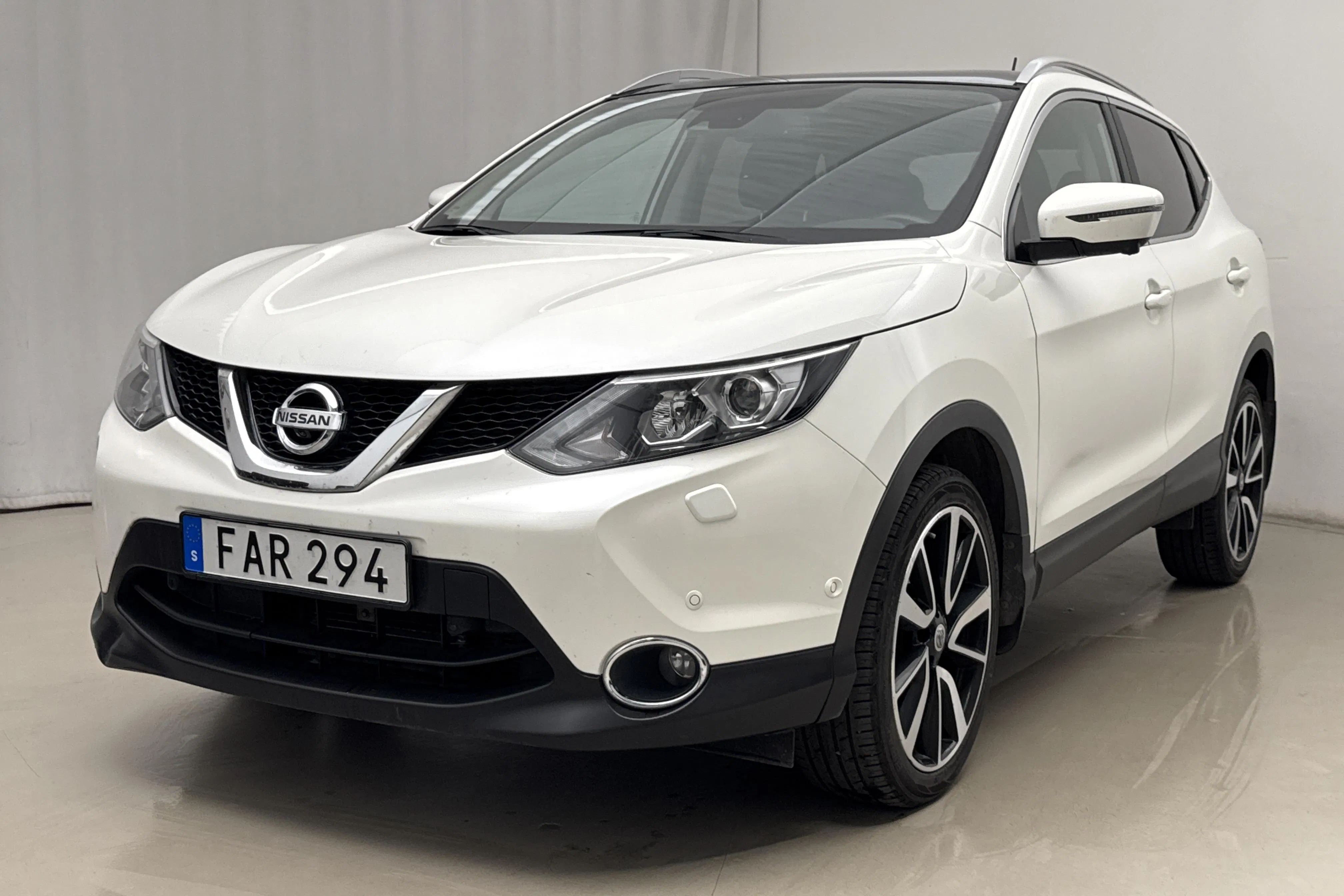 Presentationsfoto 1 av 18: Nissan Qashqai 1.2 (115hk) - 11 038 mil - Automat - vit - 2015
