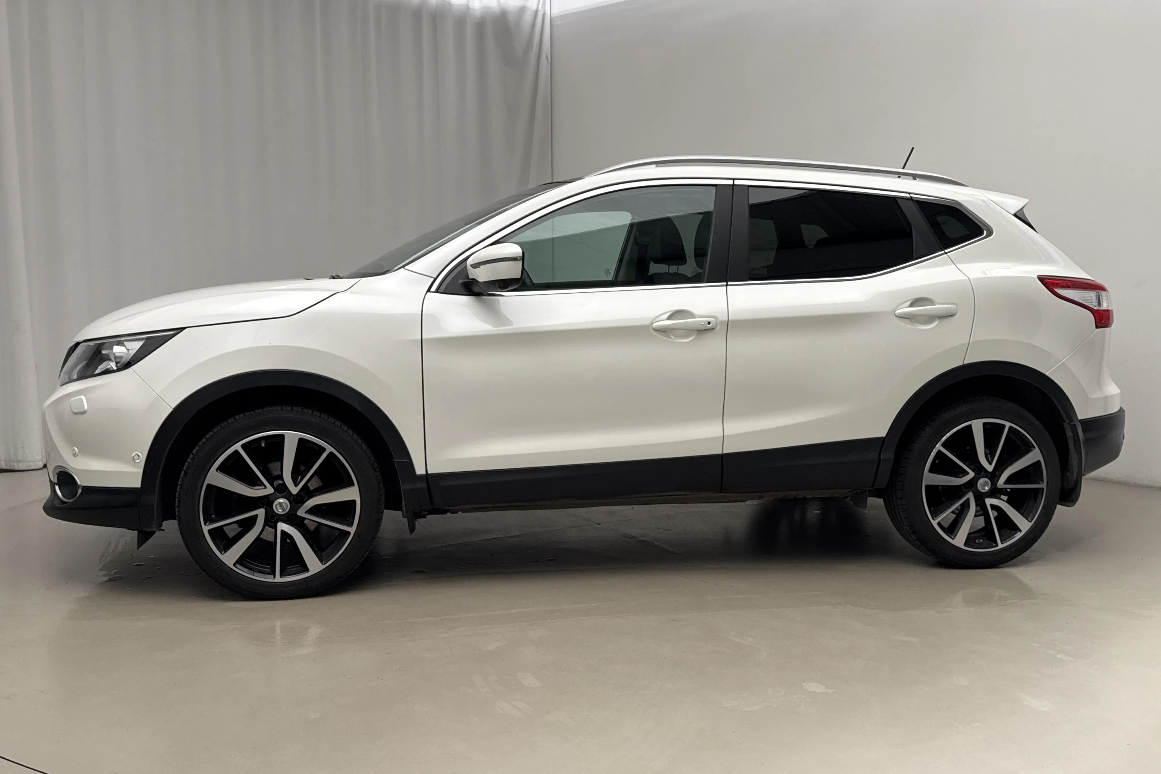 Presentationsfoto 2 av 18: Nissan Qashqai 1.2 (115hk) - 11 038 mil - Automat - vit - 2015