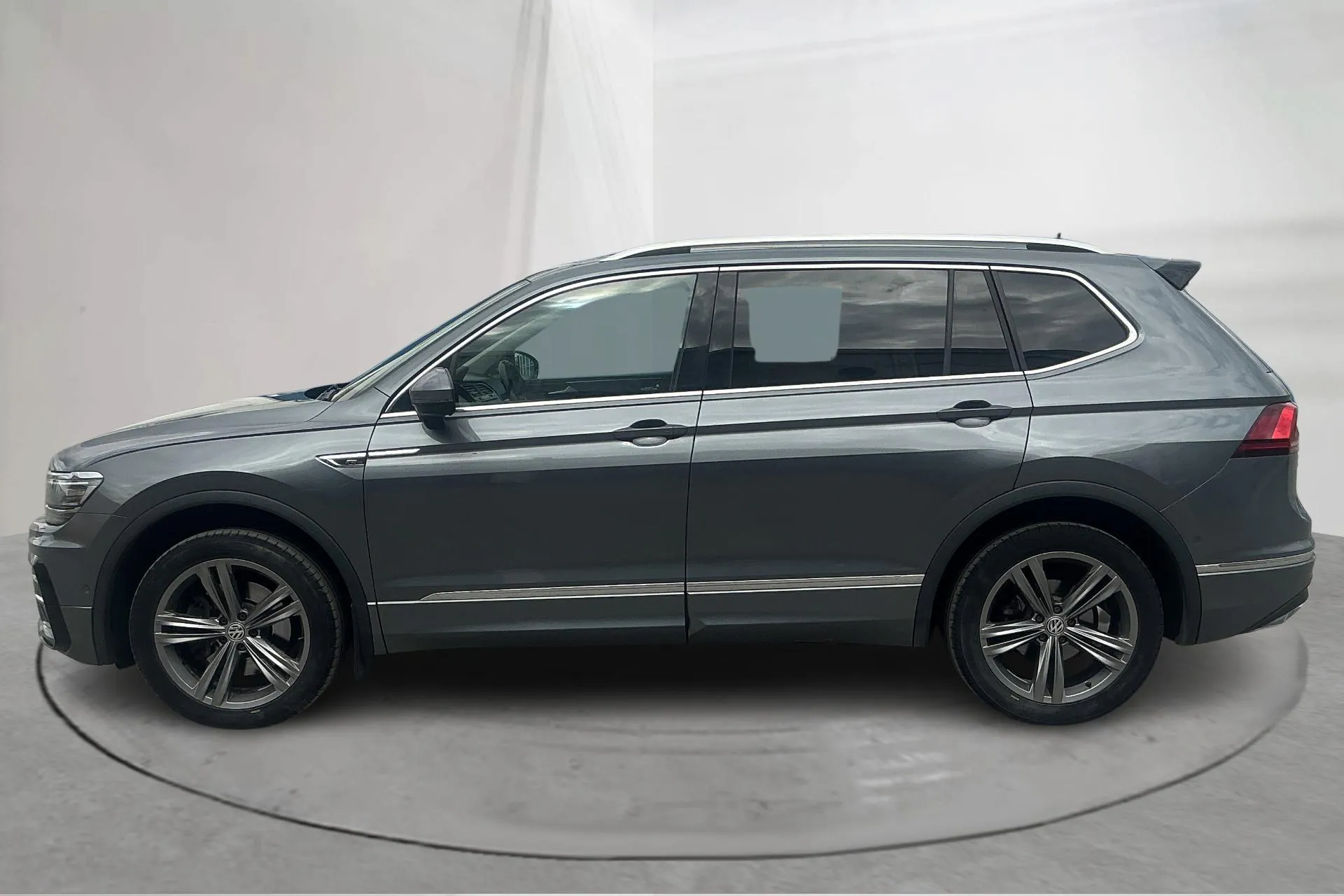 Presentationsfoto 2 av 14: VW Tiguan Allspace 2.0 TDI 4MOTION (200hk) - 16 076 mil - Automat - Mörkgrå - 2021