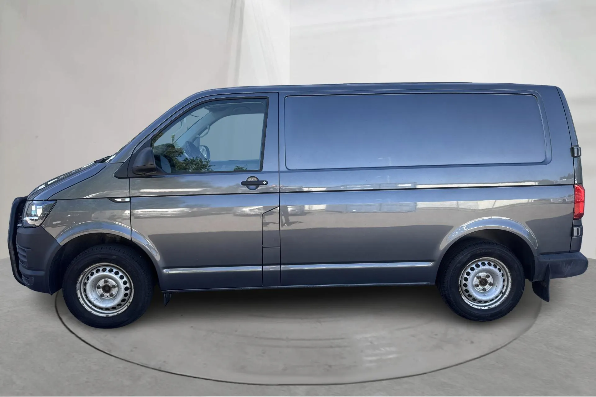 Presentationsfoto 2 av 16: VW Transporter T6 2.0 TDI BMT Skåp 4MOTION (150hk) - 19 009 mil - Automat - grå - 2019