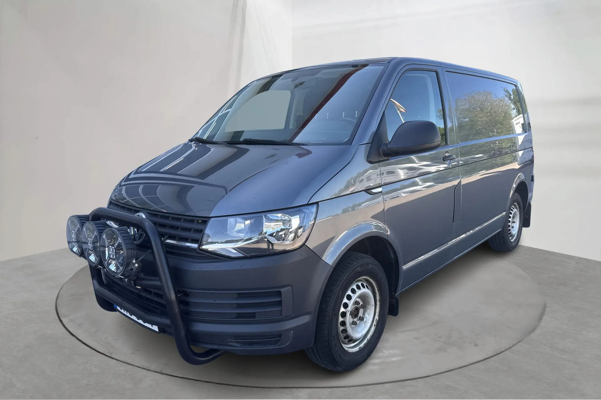 Presentationsfoto 1 av 16: VW Transporter T6 2.0 TDI BMT Skåp 4MOTION (150hk) - 19 009 mil - Automat - grå - 2019