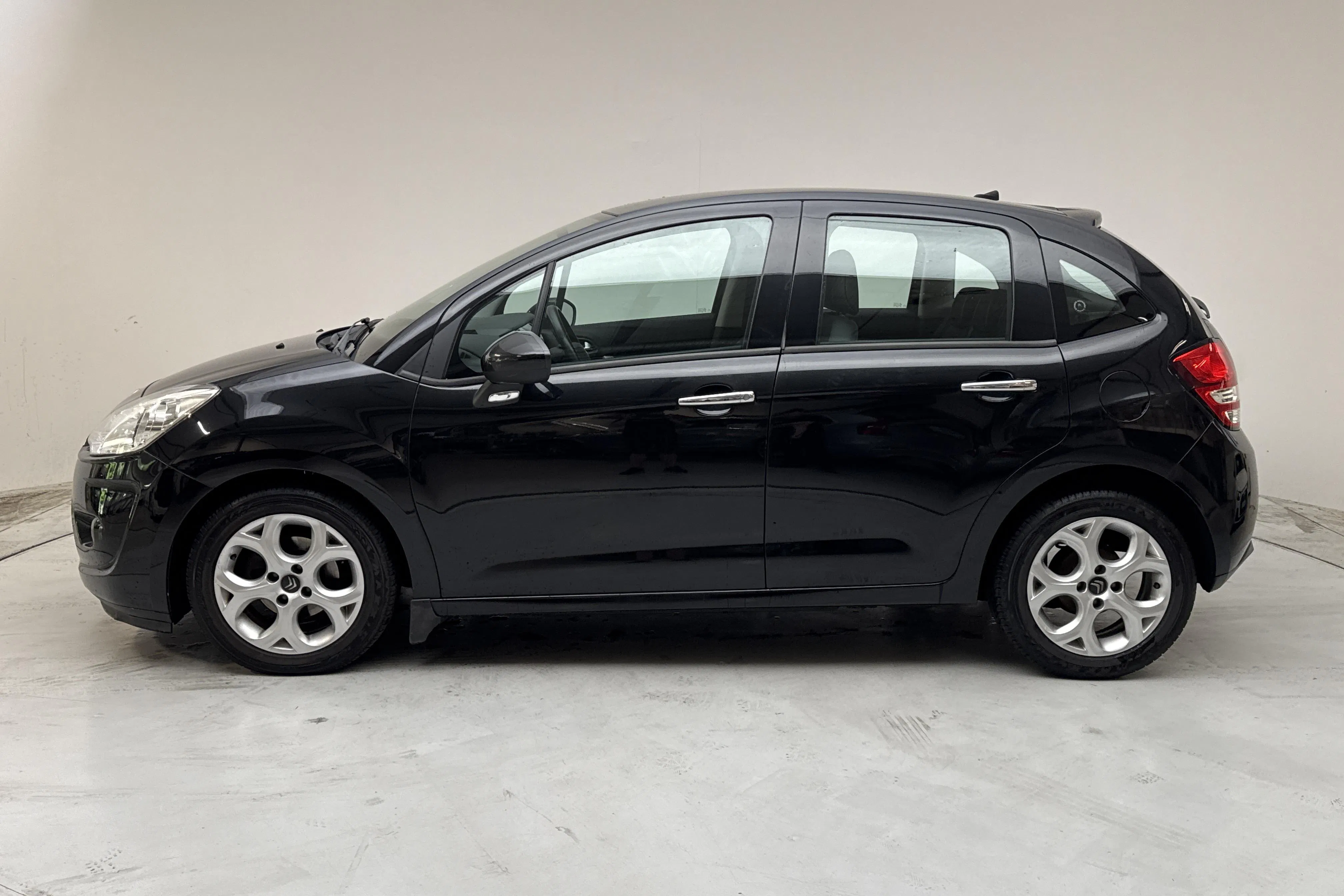 Presentationsfoto 2 av 13: Citroën C3 1.2 VTi (82hk) - 9 926 mil - Manuell - svart - 2013