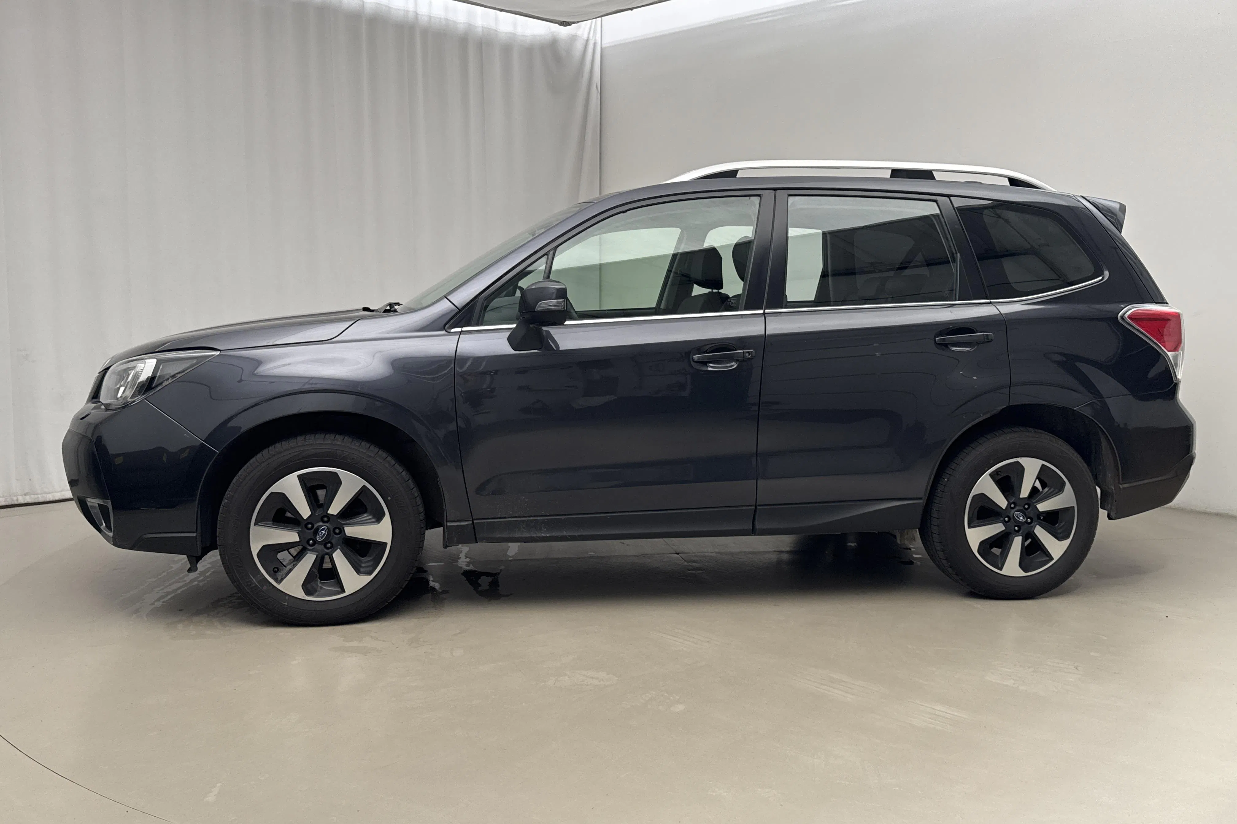 Presentationsfoto 2 av 16: Subaru Forester 2.0 (150hk) - 15 786 mil - Automat - Mörkgrå - 2019