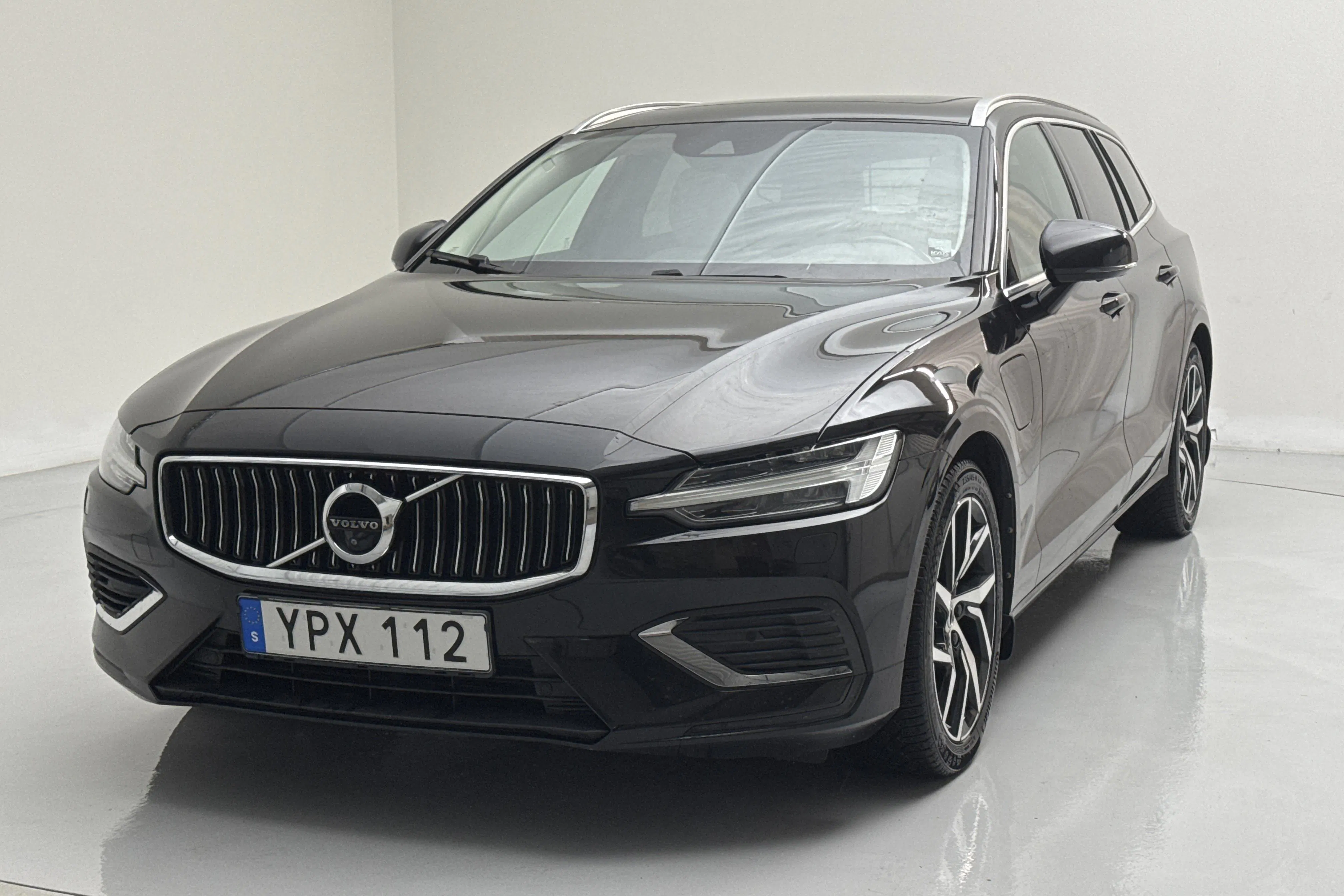 Presentation photo 1 of 18: Volvo V60 T8 AWD Twin Engine (390hk) - 120 970 km - Automatic - black - 2019