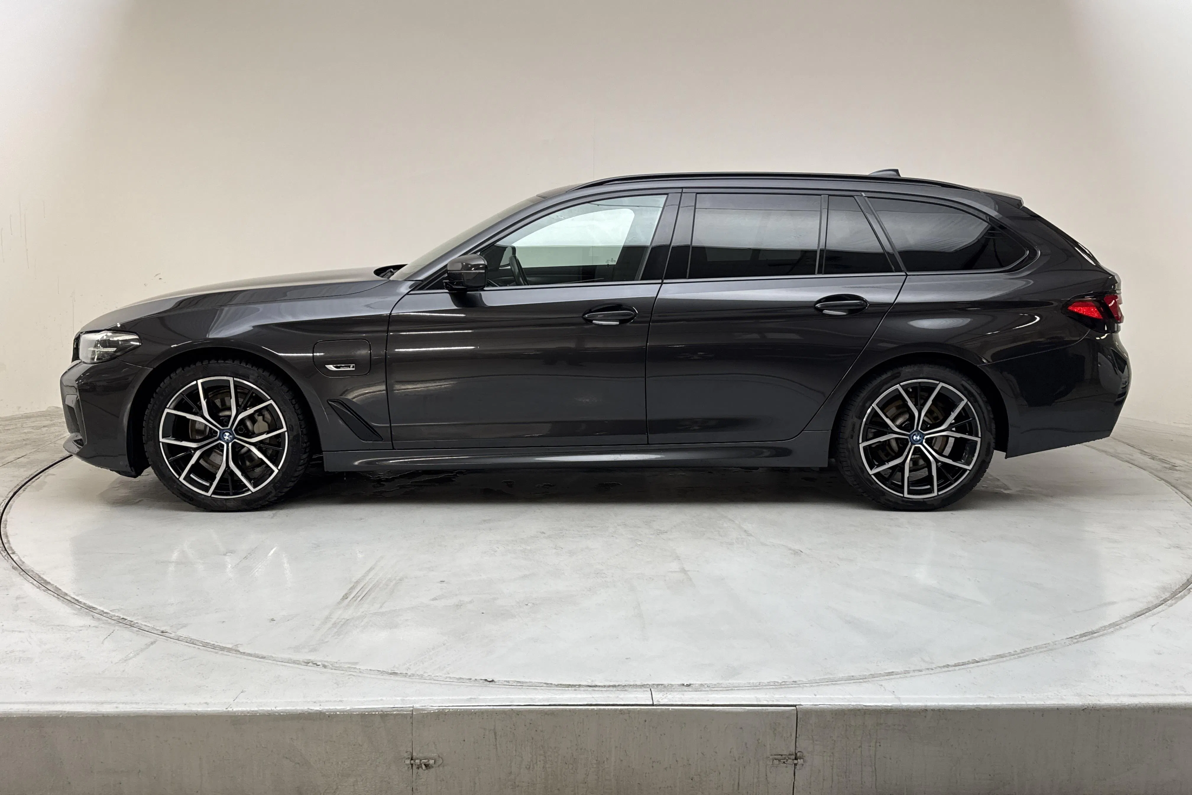 Presentationsfoto 2 av 20: BMW 530e xDrive Touring, G31 12kWh LCI (292hk) - 10 688 mil - Automat - grå - 2023