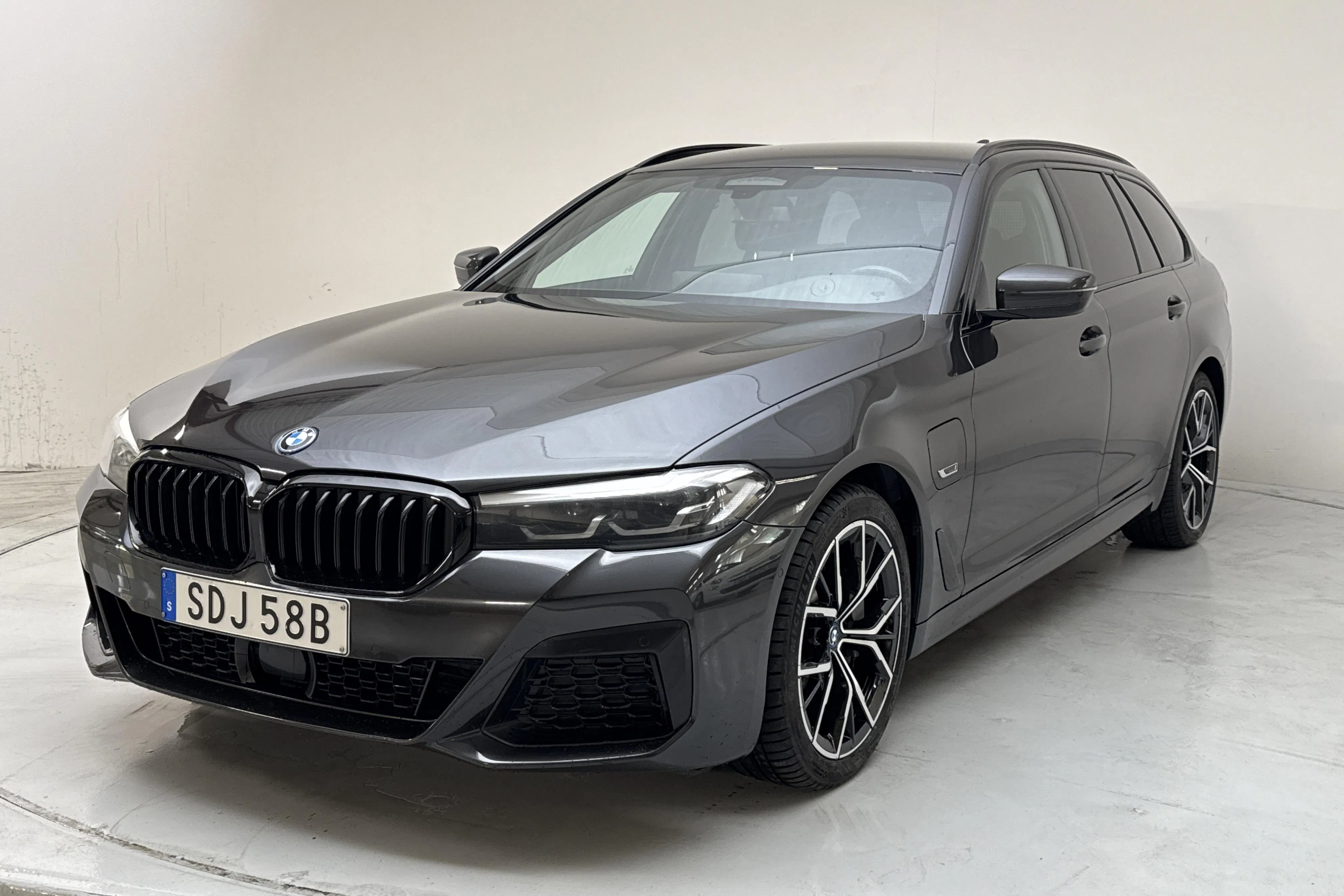 Presentationsfoto 1 av 20: BMW 530e xDrive Touring, G31 12kWh LCI (292hk) - 10 688 mil - Automat - grå - 2023