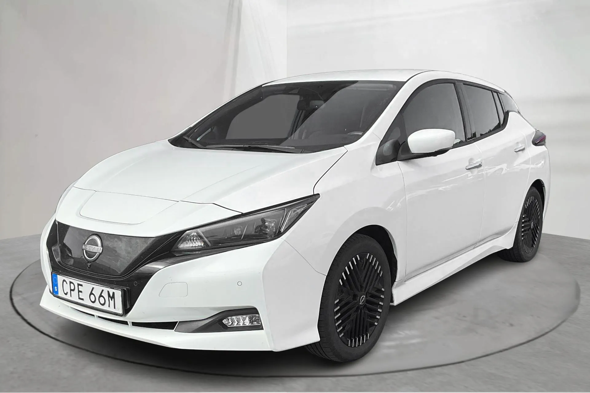 Presentation photo 1 of 16: Nissan LEAF 5dr 39kWh (150hk) - 63 040 km - Automatic - white - 2023