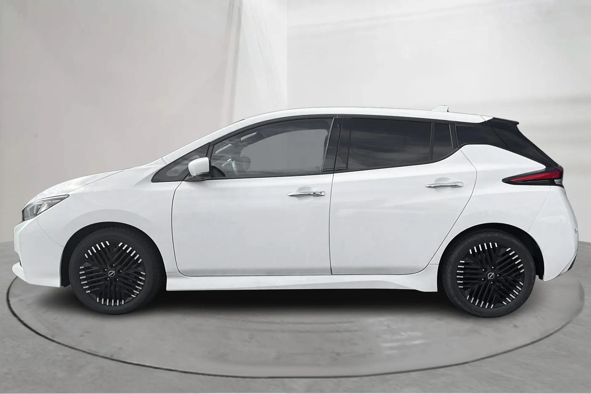 Presentation photo 2 of 16: Nissan LEAF 5dr 39kWh (150hk) - 63 040 km - Automatic - white - 2023