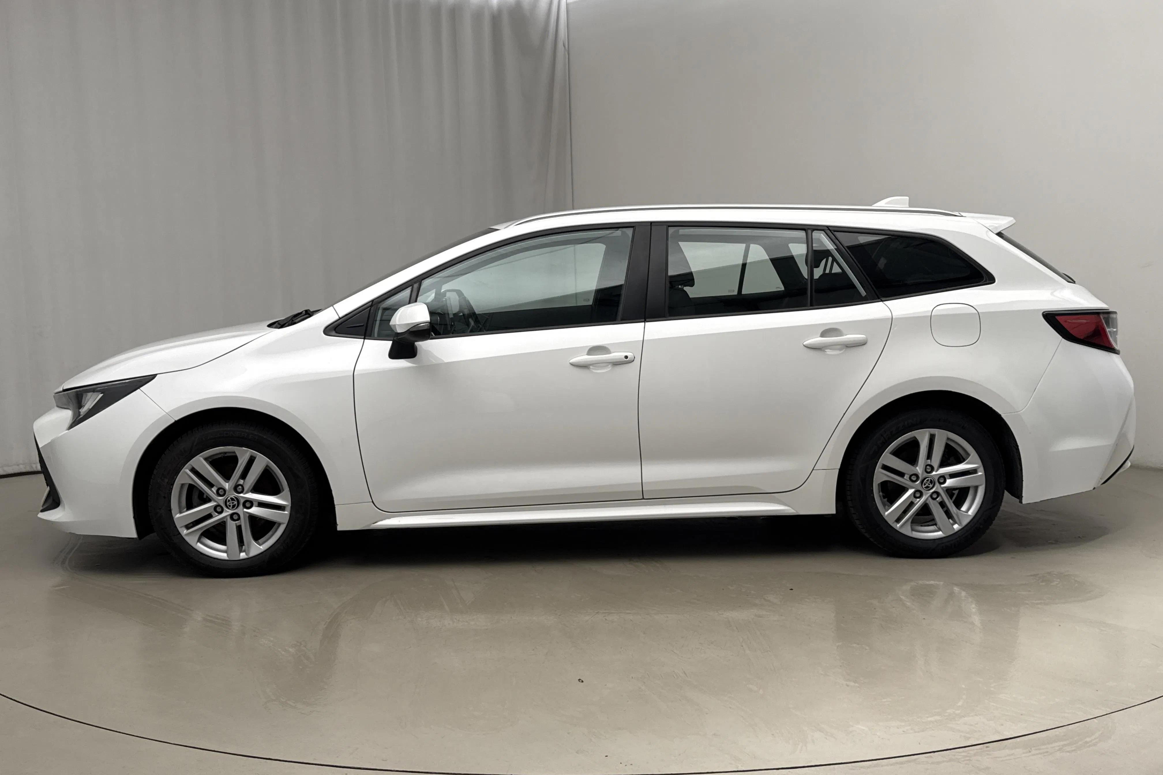 Presentation photo 2 of 16: Toyota Corolla 1.8 Hybrid Touring Sports (122hk) - 153 940 km - Automatic - white - 2022