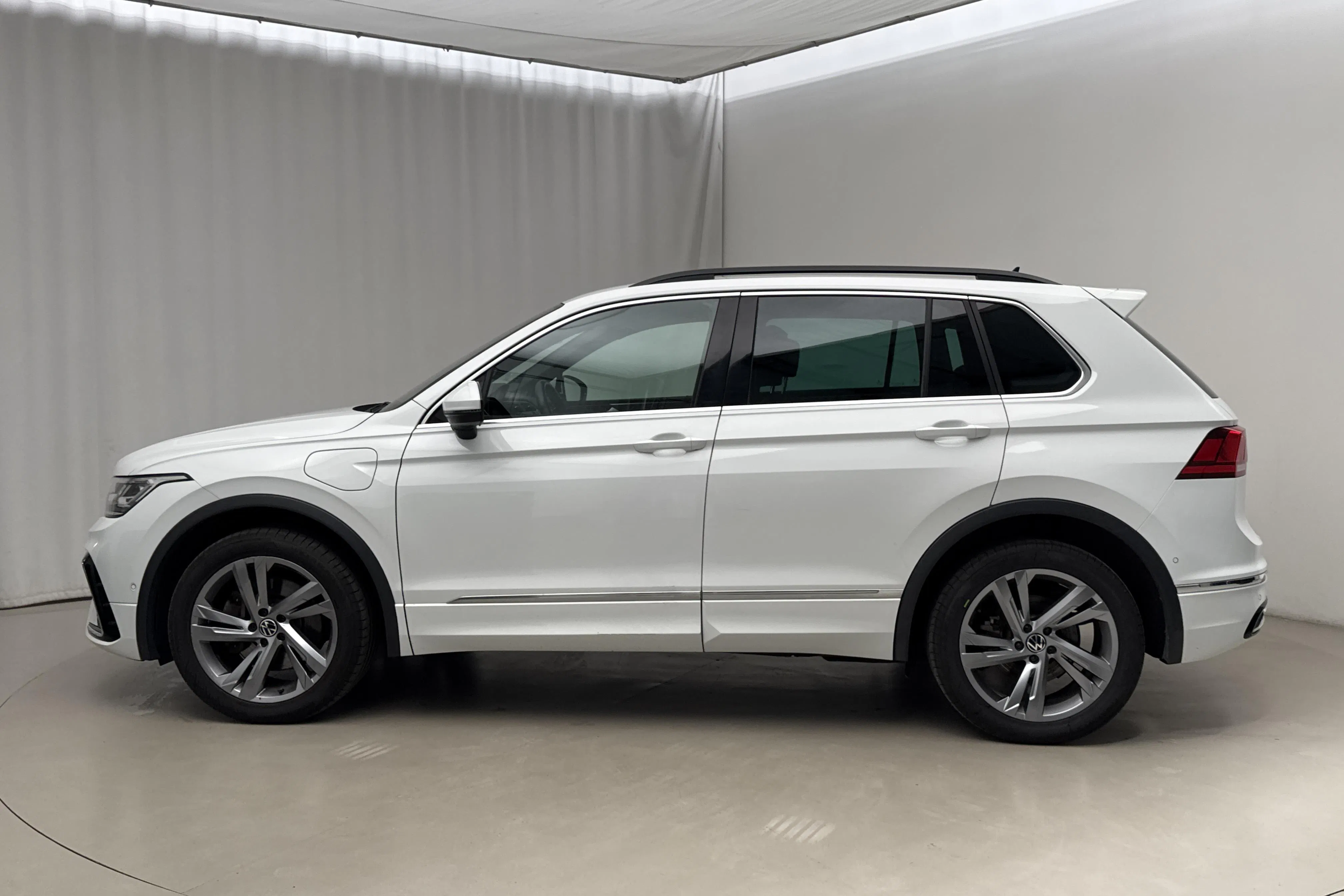 Presentation photo 2 of 22: VW Tiguan 1.4 TSI eHybrid (245hk) - 65 420 km - Automatic - white - 2023