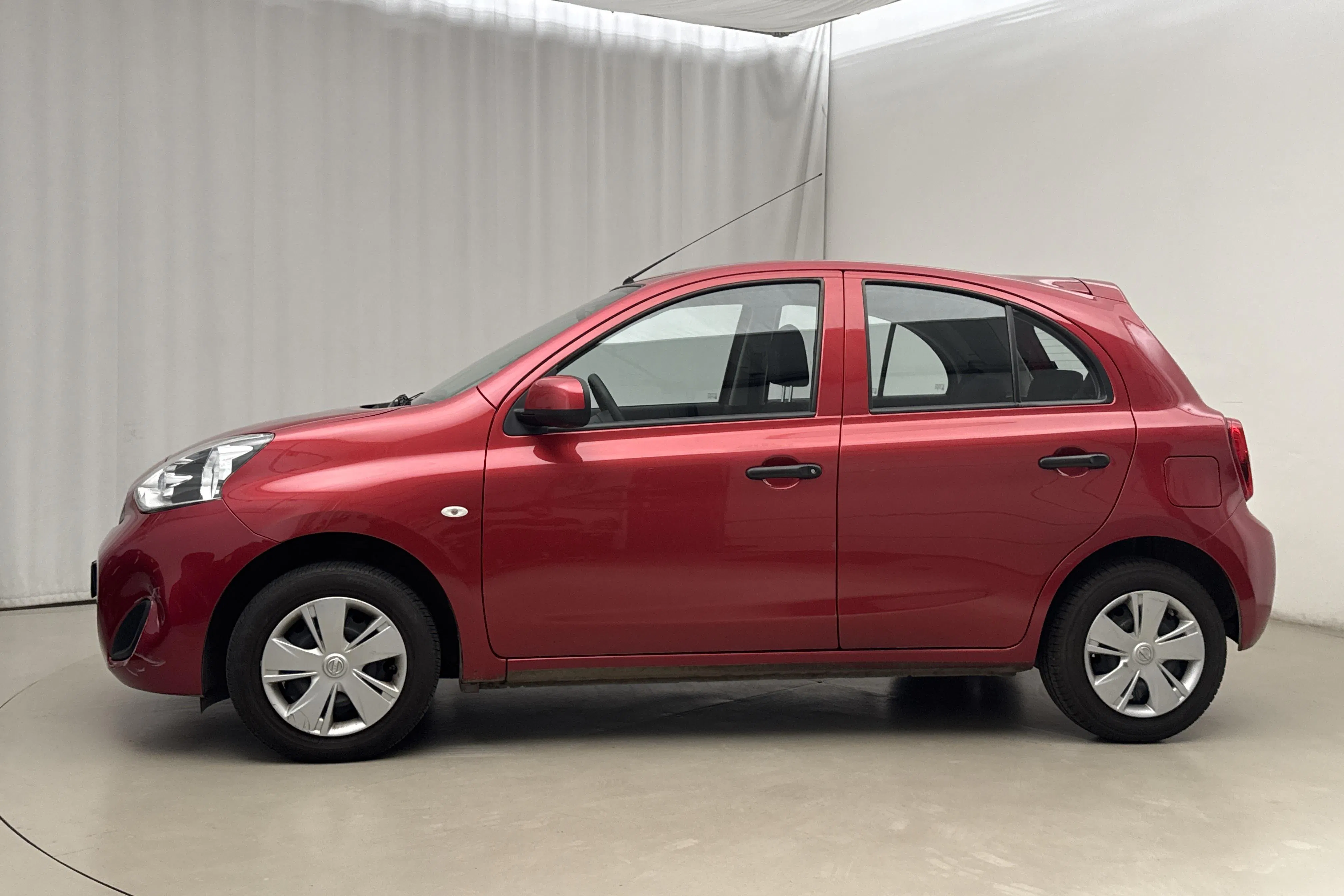 Presentationsfoto 2 av 15: Nissan Micra 1.2 5dr (80hk) - 3 669 mil - Automat - röd - 2015