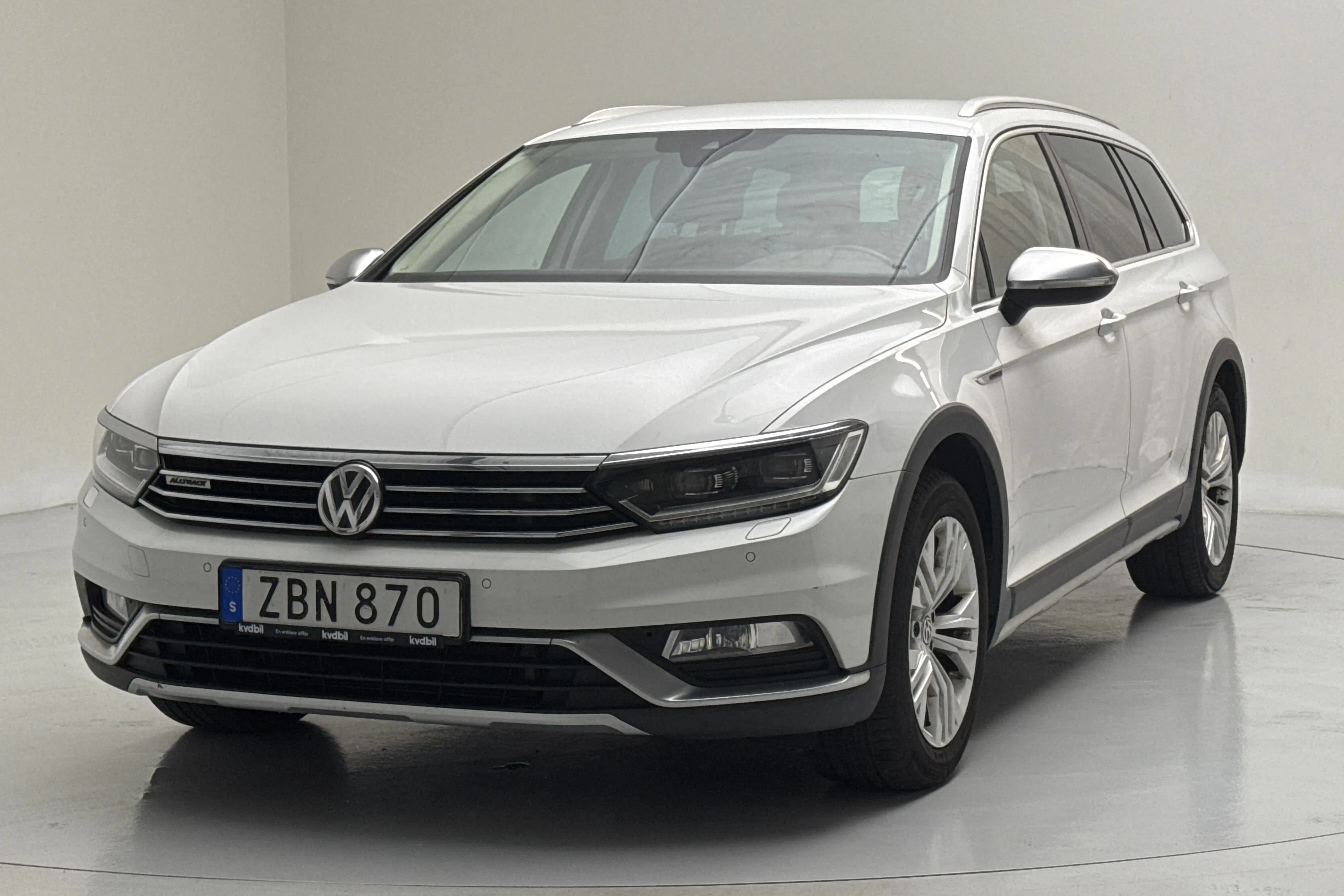 Presentationsfoto 1 av 16: VW Passat Alltrack 2.0 TDI 4MOTION (190hk) - 16 401 mil - Automat - vit - 2018