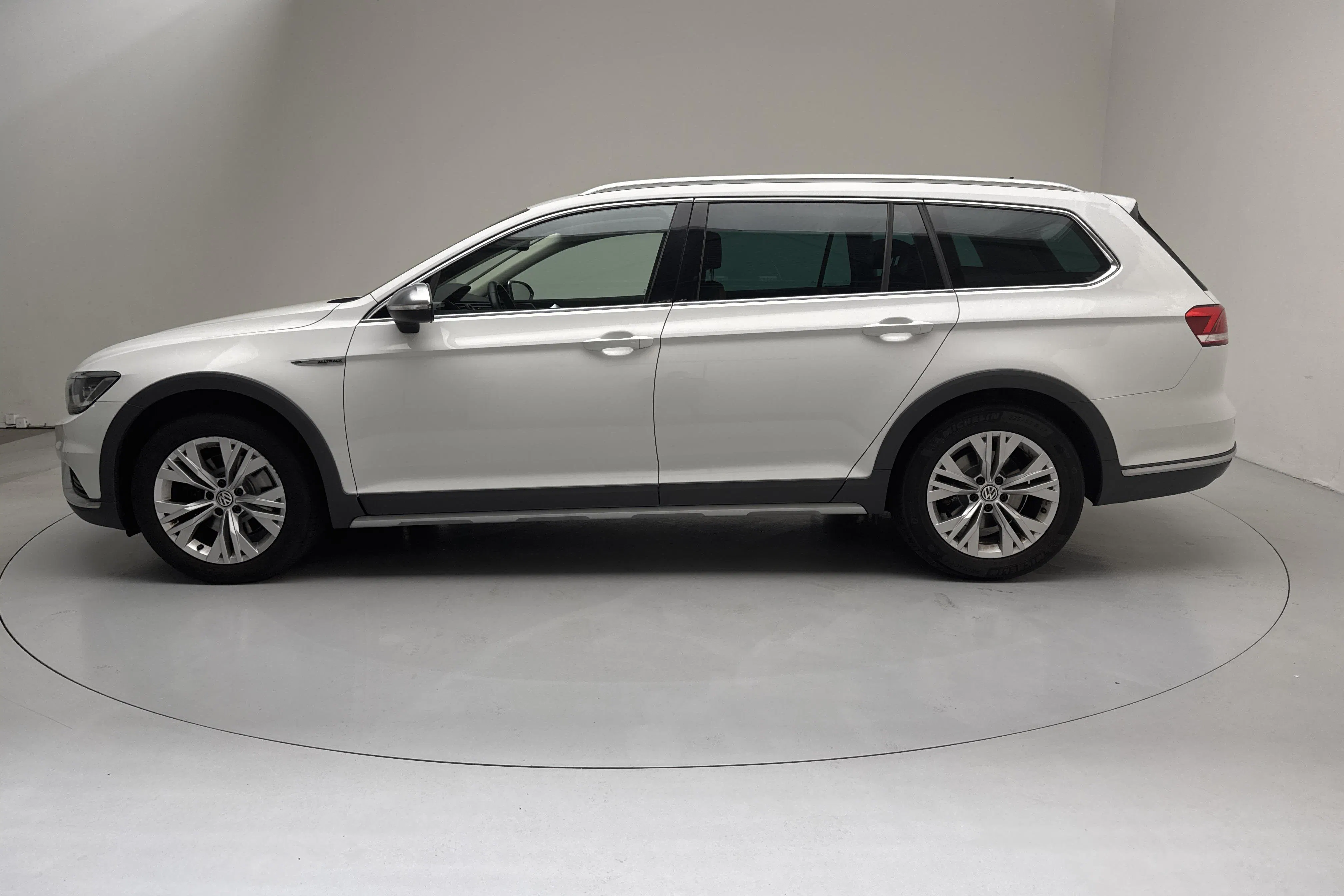 Presentationsfoto 2 av 16: VW Passat Alltrack 2.0 TDI 4MOTION (190hk) - 16 401 mil - Automat - vit - 2018