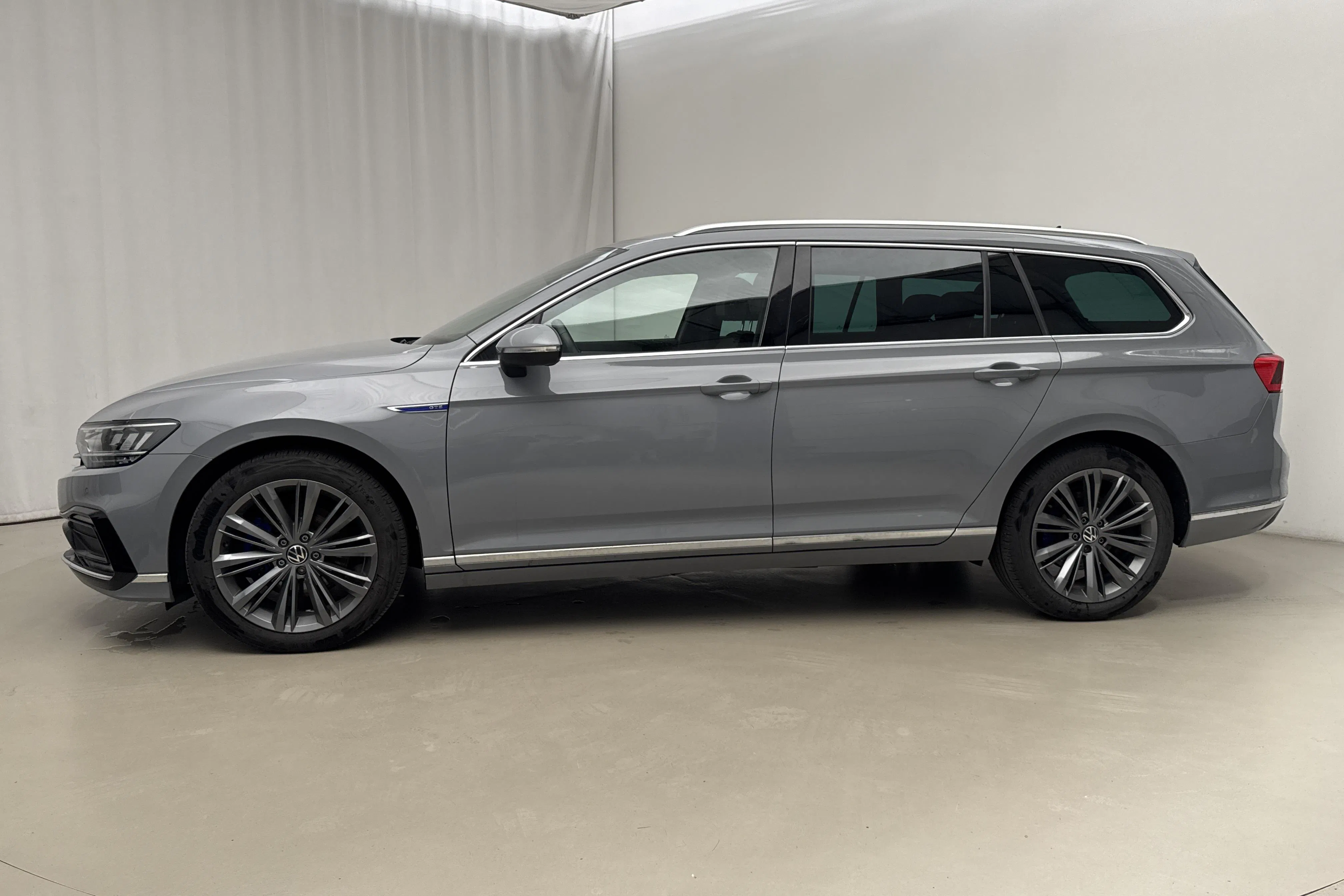 Presentation photo 2 of 21: VW Passat 1.4 GTE Sportscombi (218hk) - 60 540 km - Automatic - gray - 2023