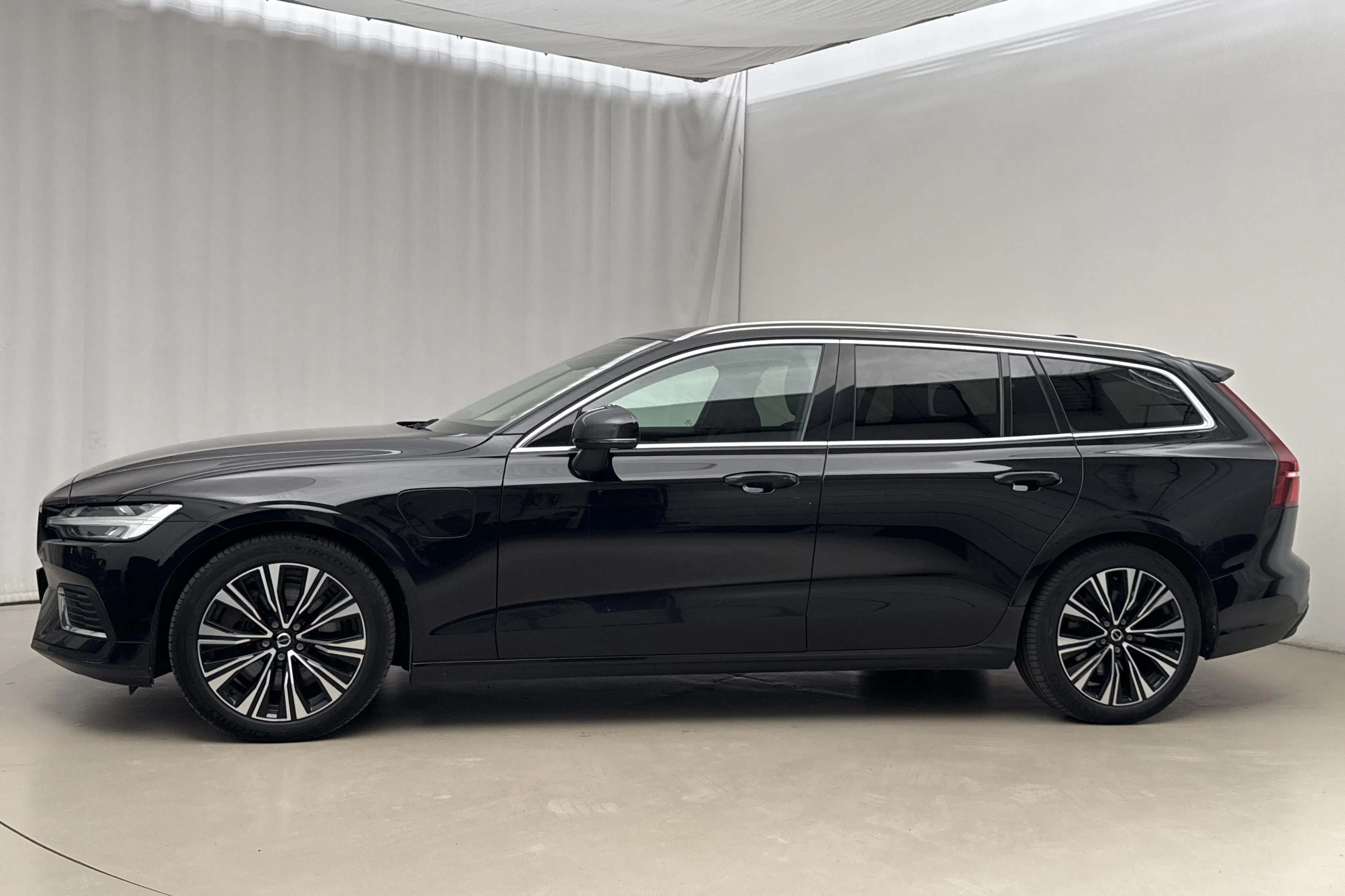 Presentation photo 2 of 22: Volvo V60 T6 AWD Recharge (350hk) - 111 200 km - Automatic - black - 2024