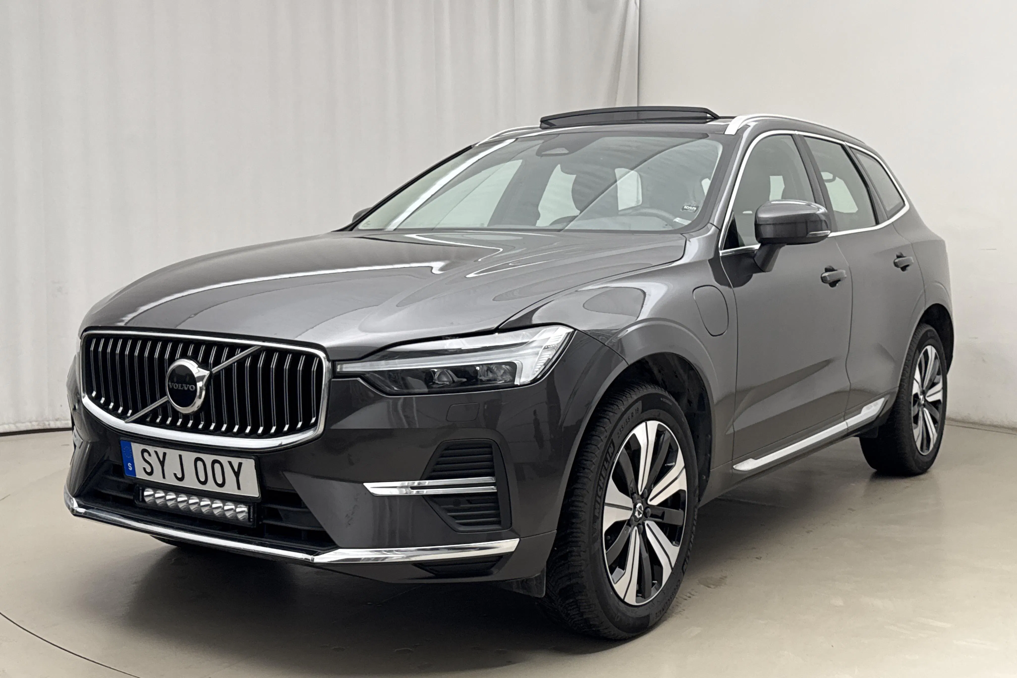 Presentation photo 1 of 24: Volvo XC60 T6 AWD Recharge (350hk) - 112 320 km - Automatic - gray - 2023