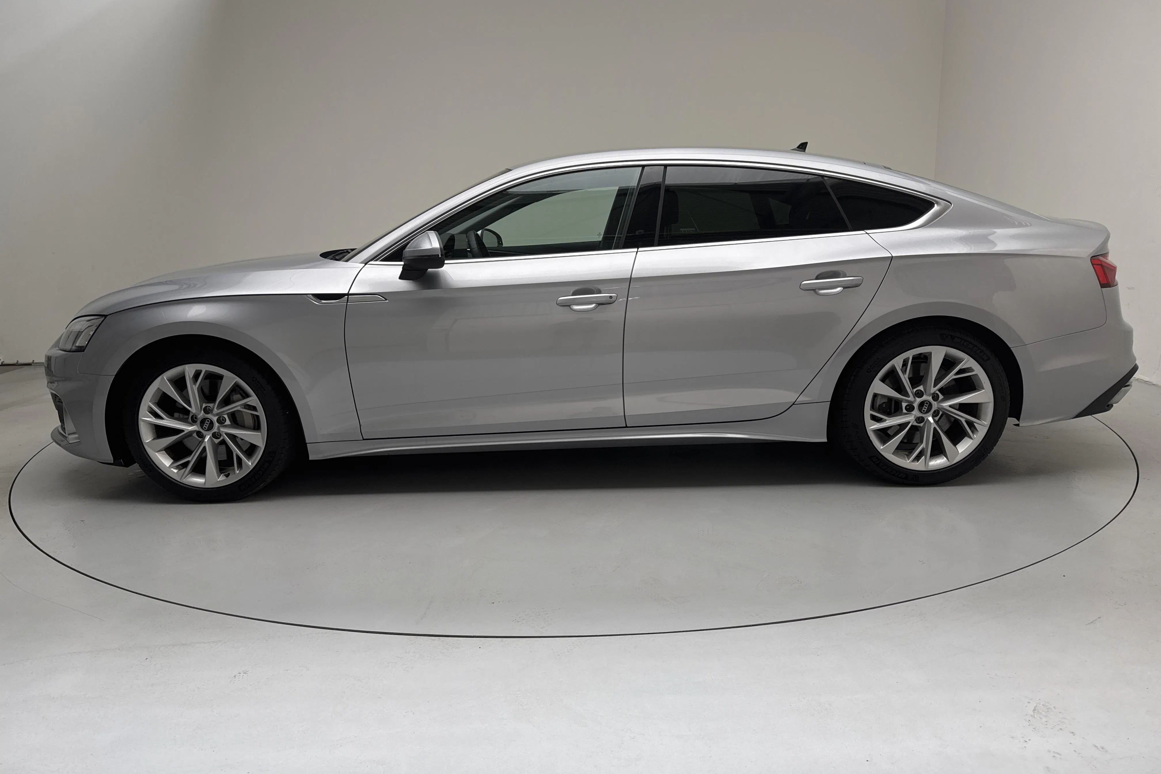Presentationsfoto 2 av 15: Audi A5 Sportback 45 TFSI quattro (265hk) - 7 522 mil - Automat - silver - 2023