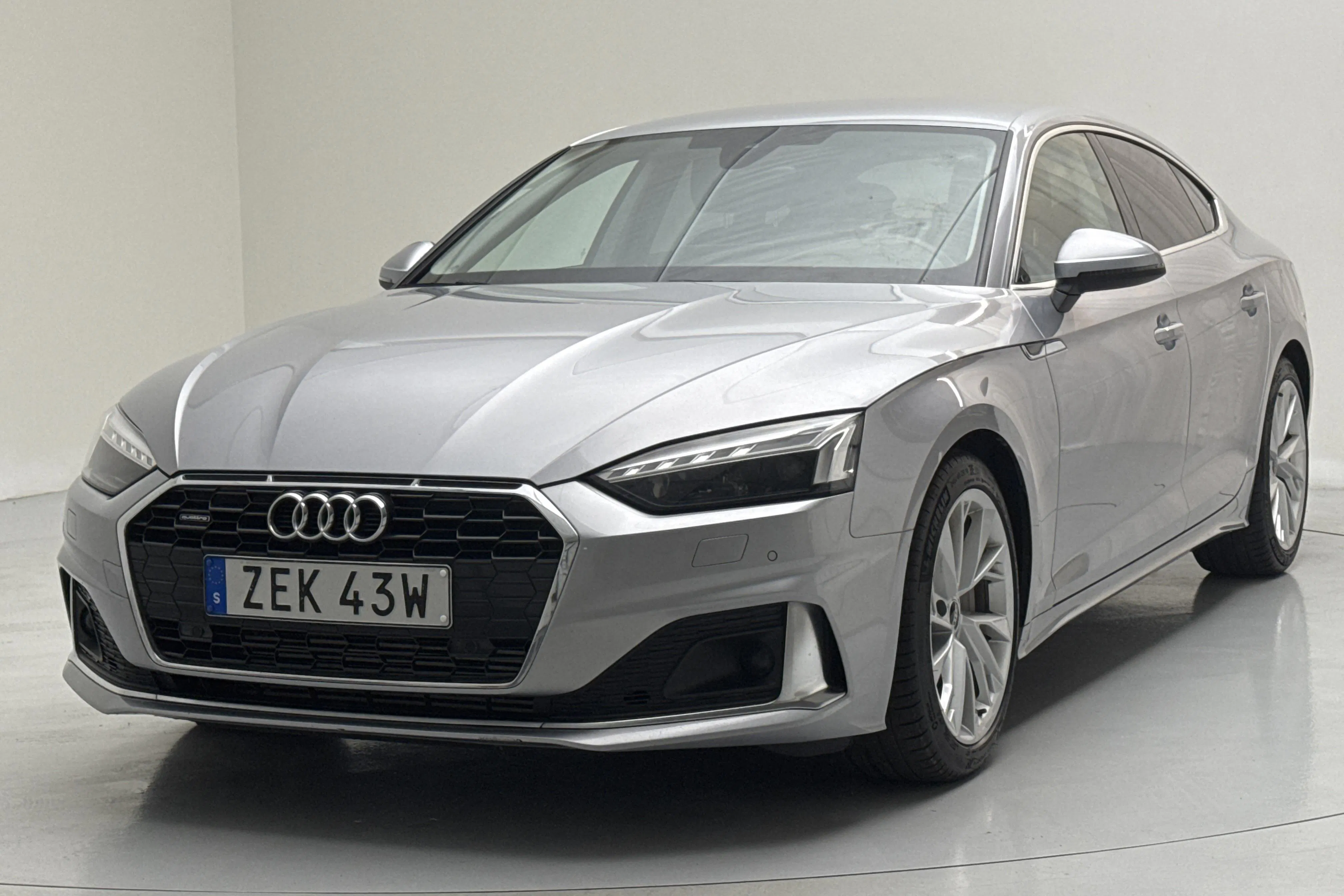 Presentationsfoto 1 av 15: Audi A5 Sportback 45 TFSI quattro (265hk) - 7 522 mil - Automat - silver - 2023