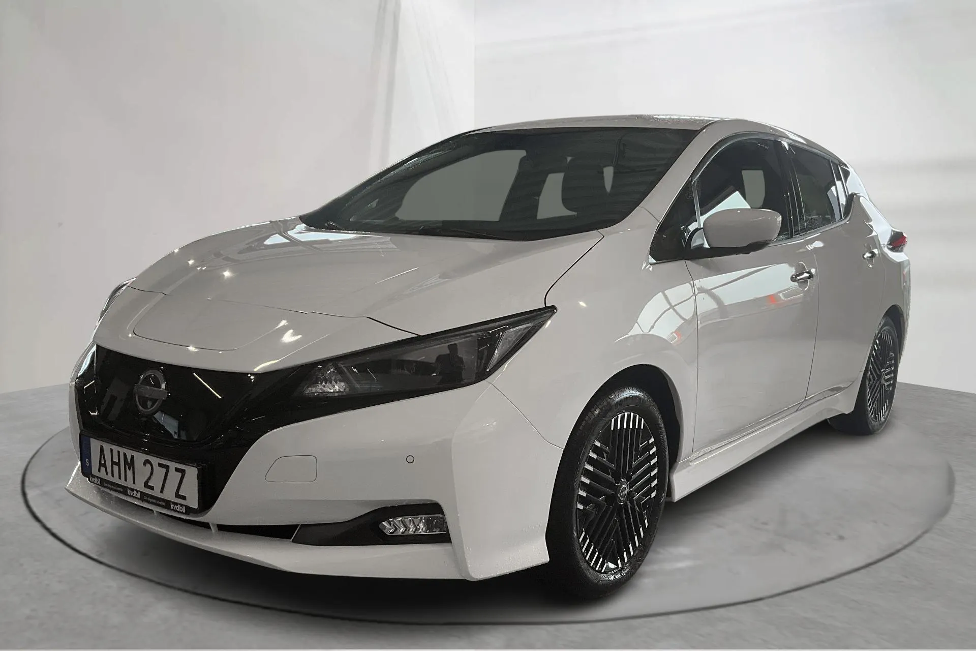 Presentation photo 1 of 18: Nissan LEAF 5dr 39kWh (150hk) - 61 220 km - Automatic - white - 2023