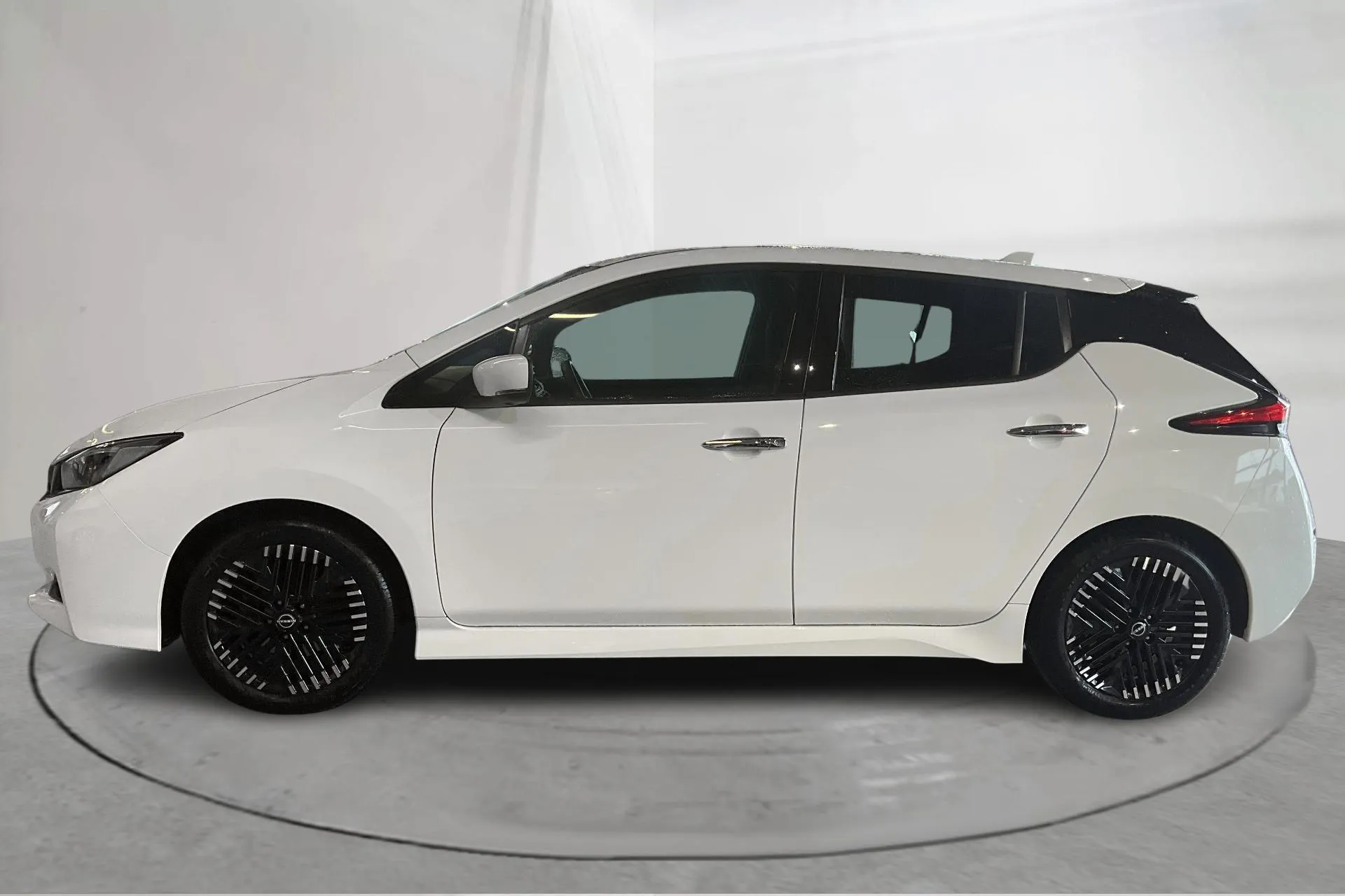 Presentation photo 2 of 18: Nissan LEAF 5dr 39kWh (150hk) - 61 220 km - Automatic - white - 2023