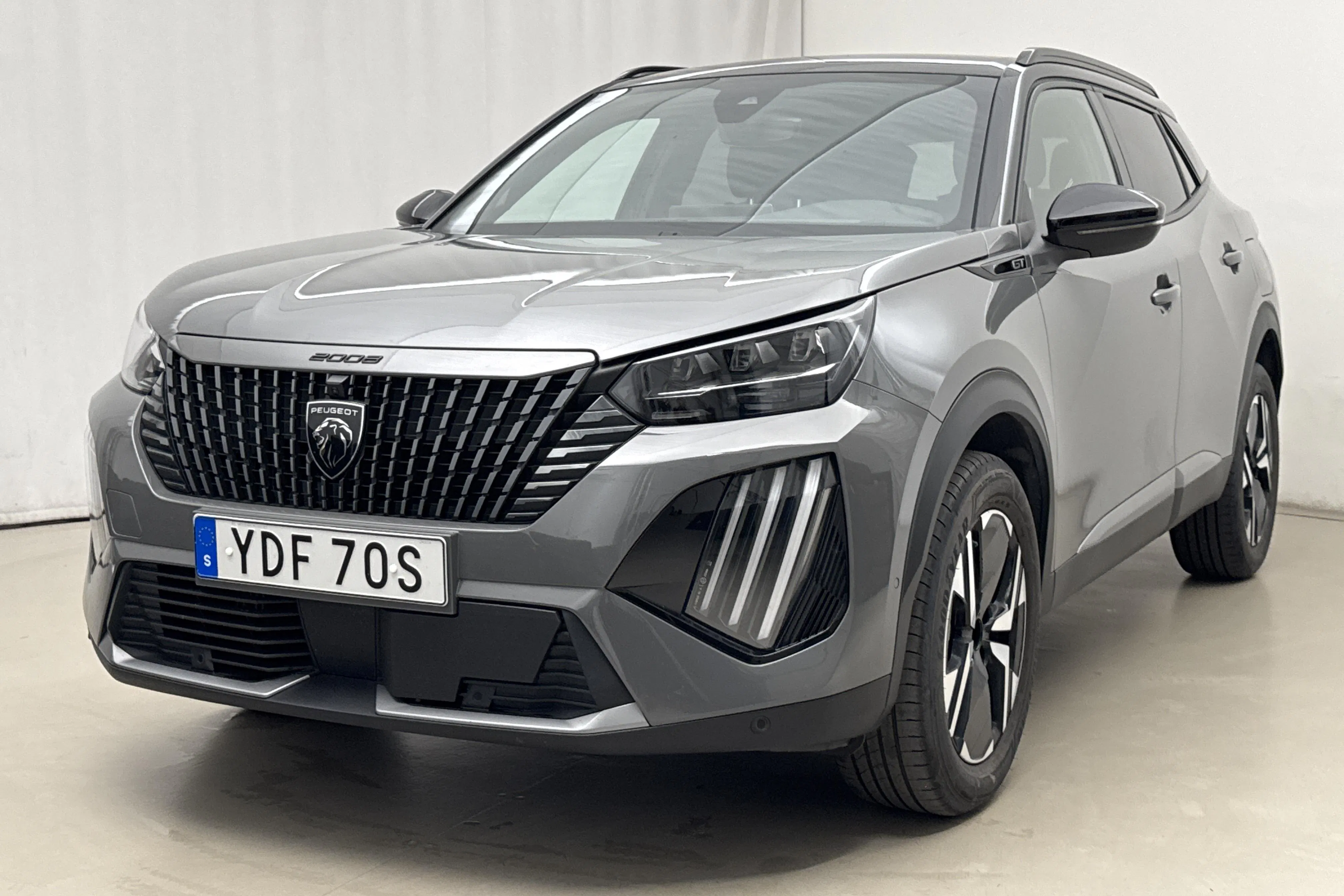 Presentationsfoto 1 av 19: Peugeot 2008 1.2 PureTech (130hk) - 3 156 mil - Automat - grå - 2024