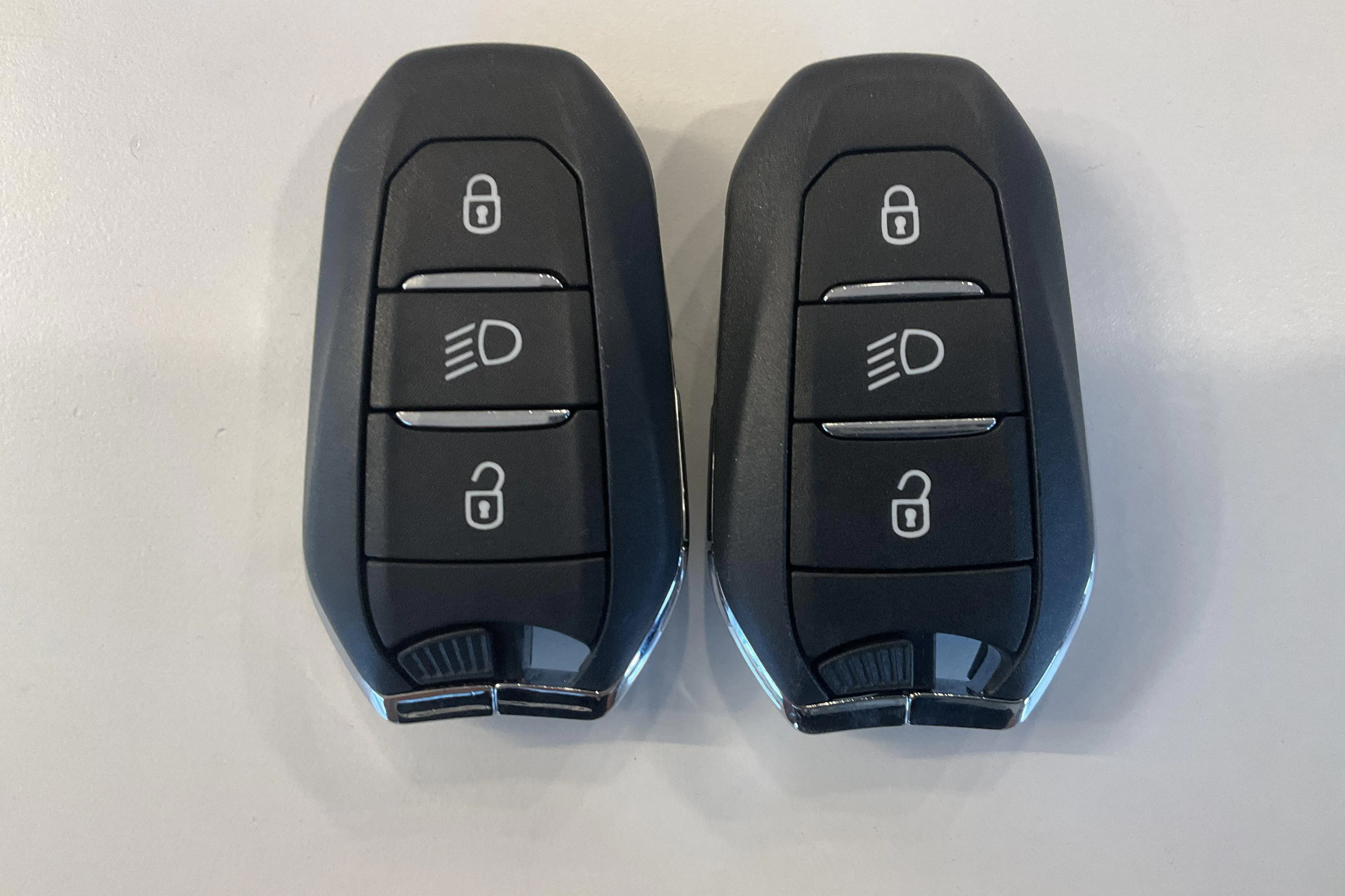 Presentationsfoto 19 av 19: Peugeot 2008 1.2 PureTech (130hk) - 3 156 mil - Automat - grå - 2024