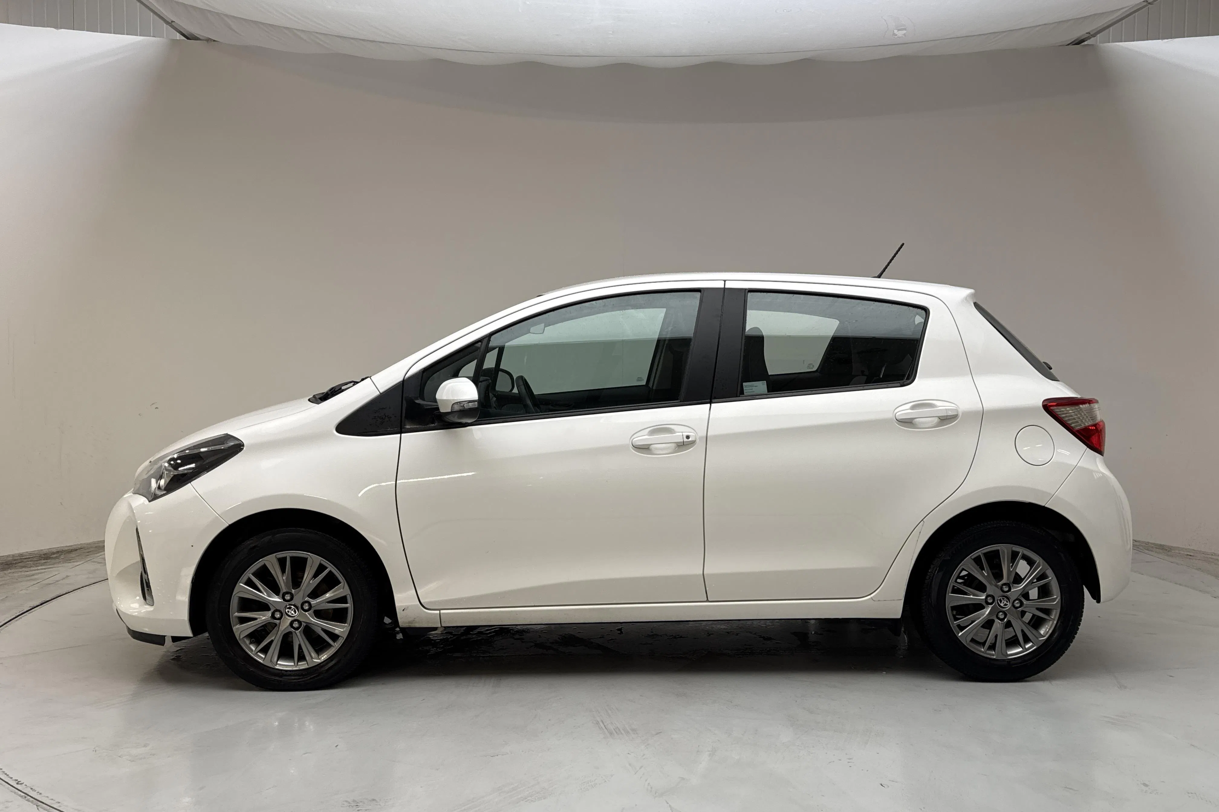 Presentation photo 2 of 13: Toyota Yaris 1.5 5dr (111hk) - 63 970 km - Automatic - white - 2019