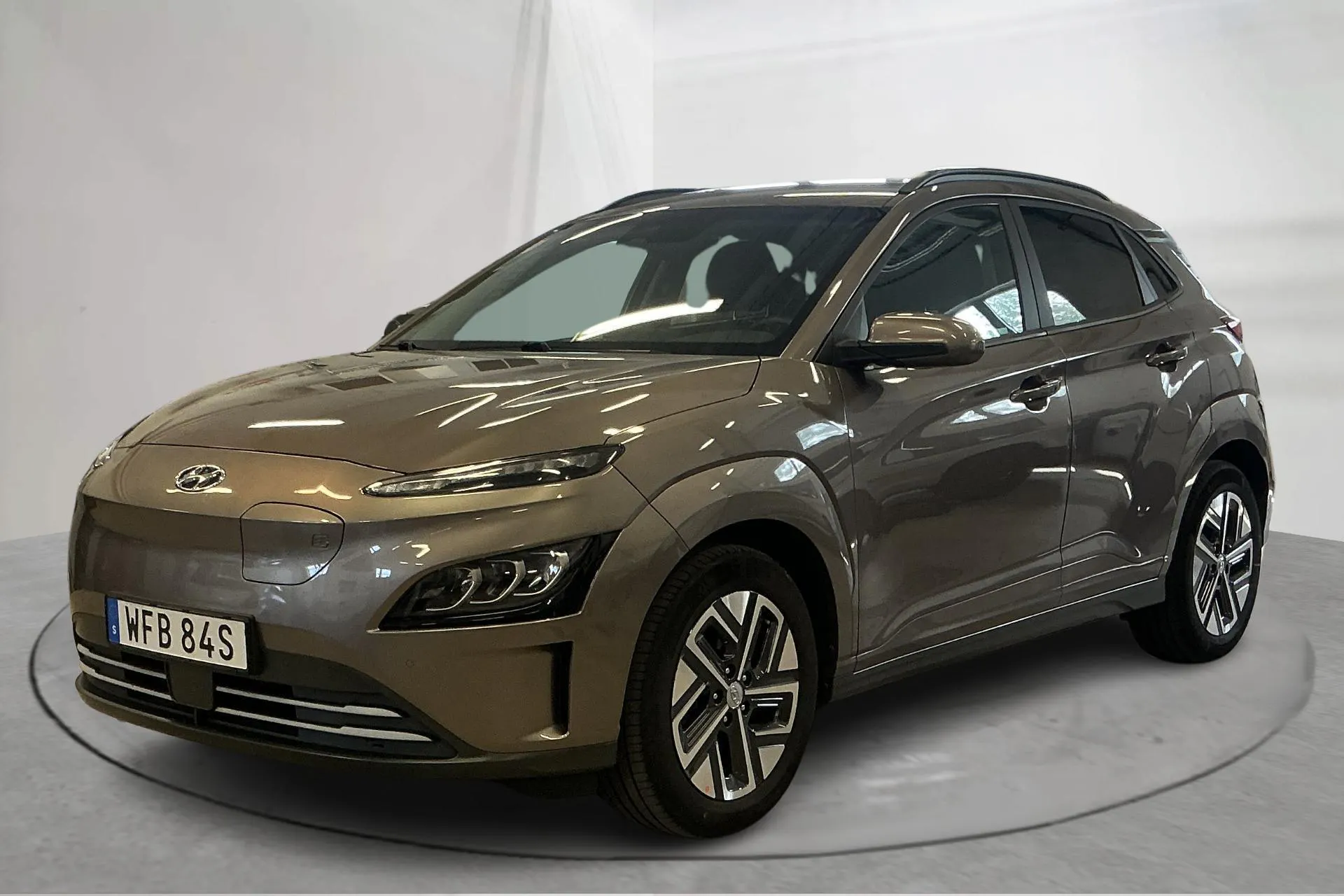 Presentationsfoto 1 av 16: Hyundai Kona Electric Standard Range 39kWh (136hk) - 5 404 mil - Automat - brun - 2022