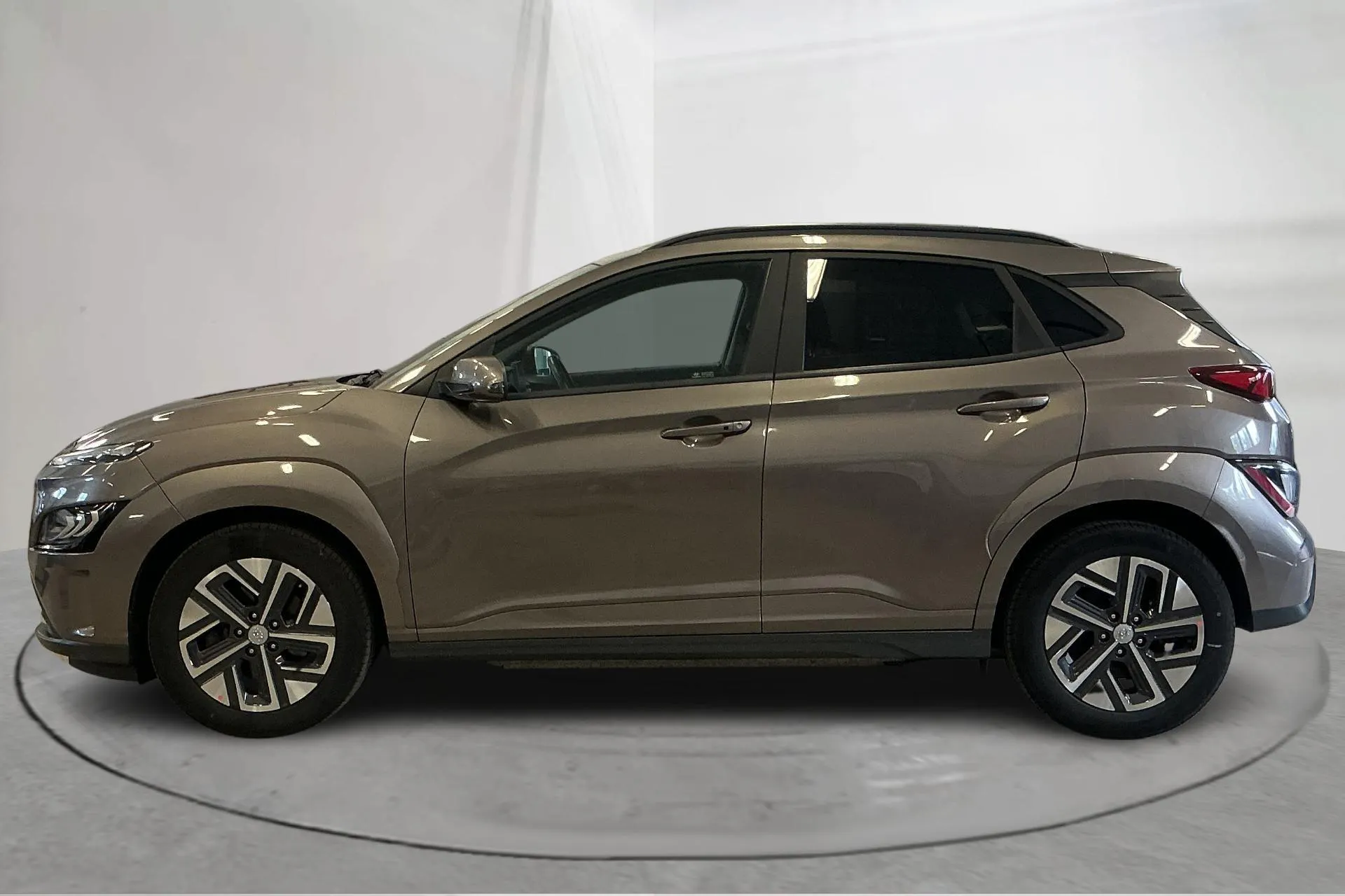 Presentationsfoto 2 av 16: Hyundai Kona Electric Standard Range 39kWh (136hk) - 5 404 mil - Automat - brun - 2022