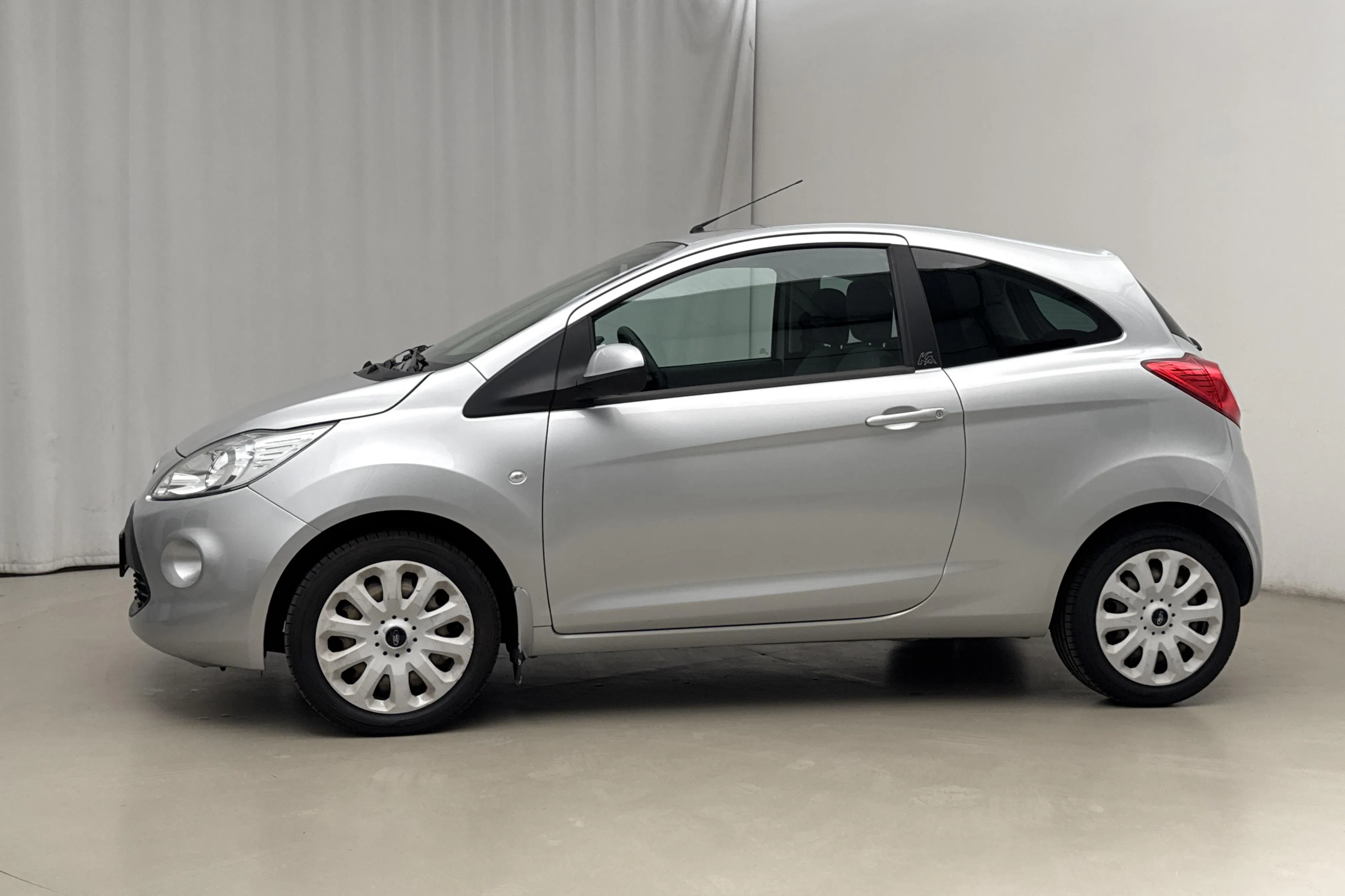 Presentationsfoto 2 av 15: Ford KA 1.2 (69hk) - 4 262 mil - Manuell - grå - 2010