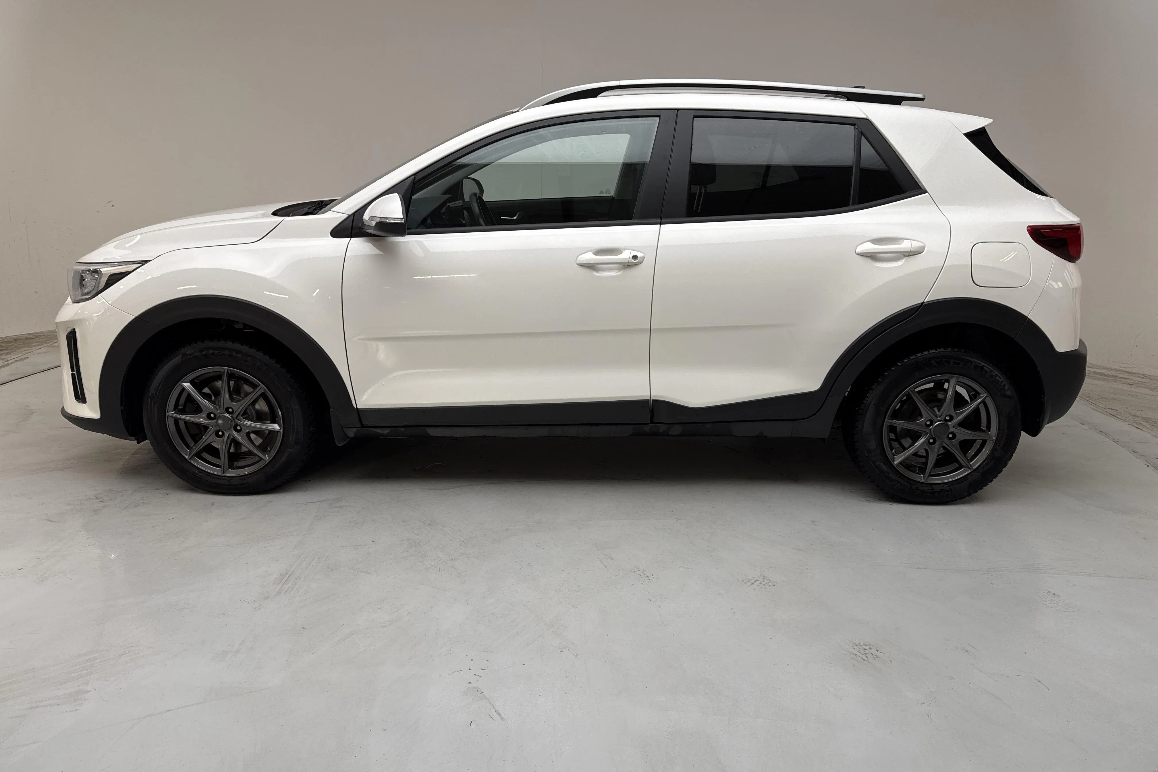Presentationsfoto 2 av 14: KIA Stonic 1.0 T-GDi 48V (120hk) - 8 053 mil - Automat - vit - 2023
