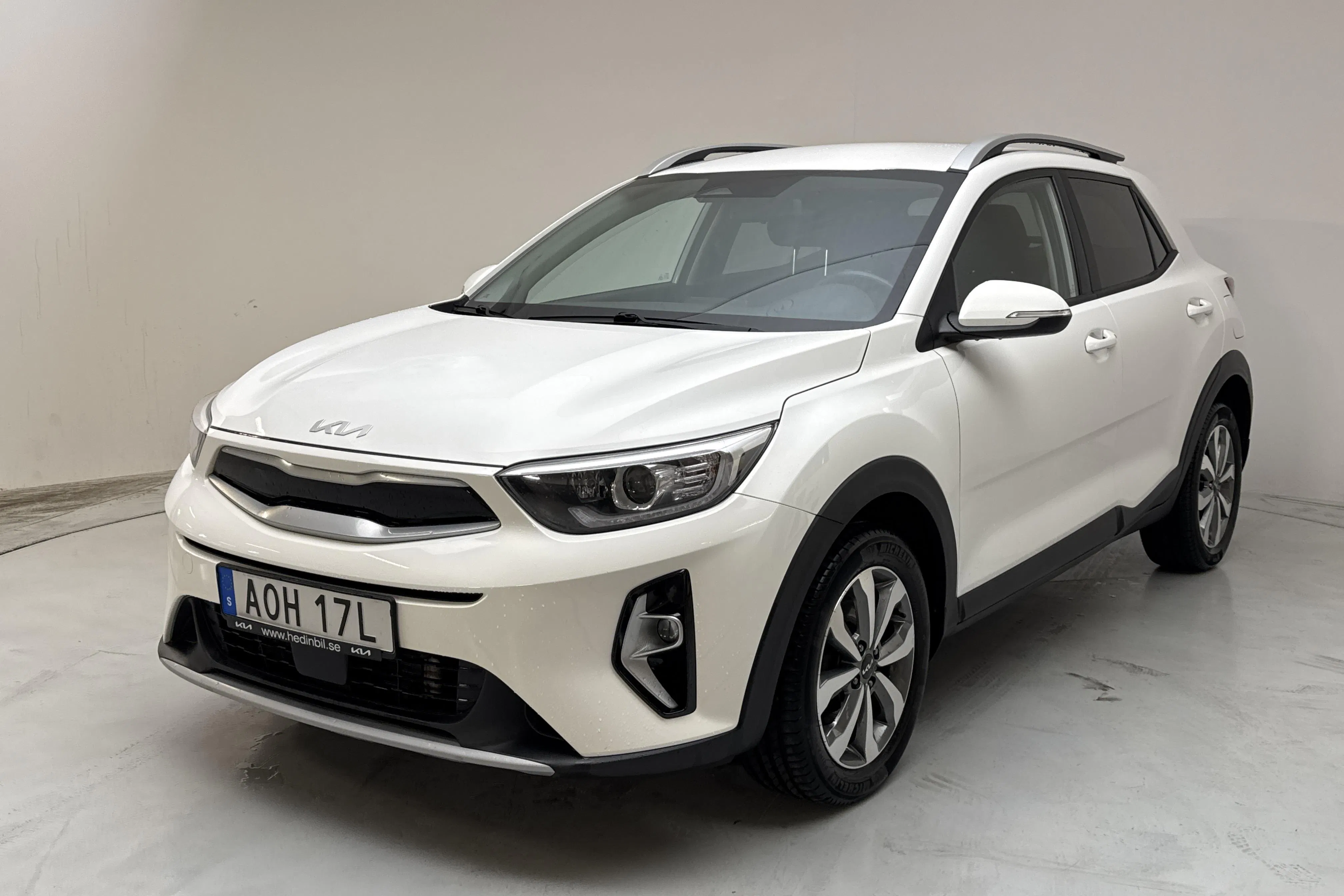 Presentationsfoto 1 av 12: KIA Stonic 1.0 T-GDi 48V (120hk) - 8 499 mil - Automat - vit - 2023