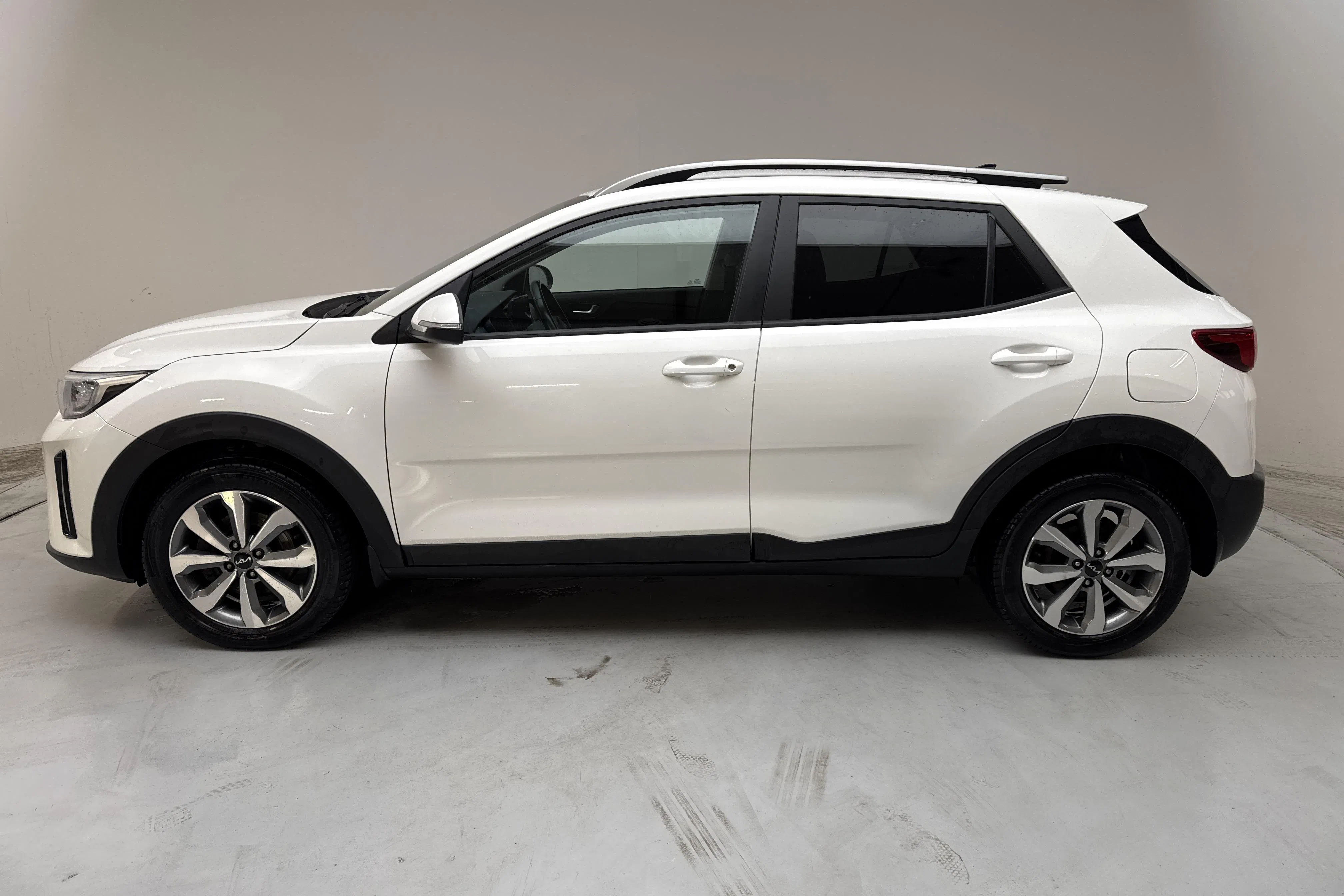 Presentationsfoto 2 av 12: KIA Stonic 1.0 T-GDi 48V (120hk) - 8 499 mil - Automat - vit - 2023