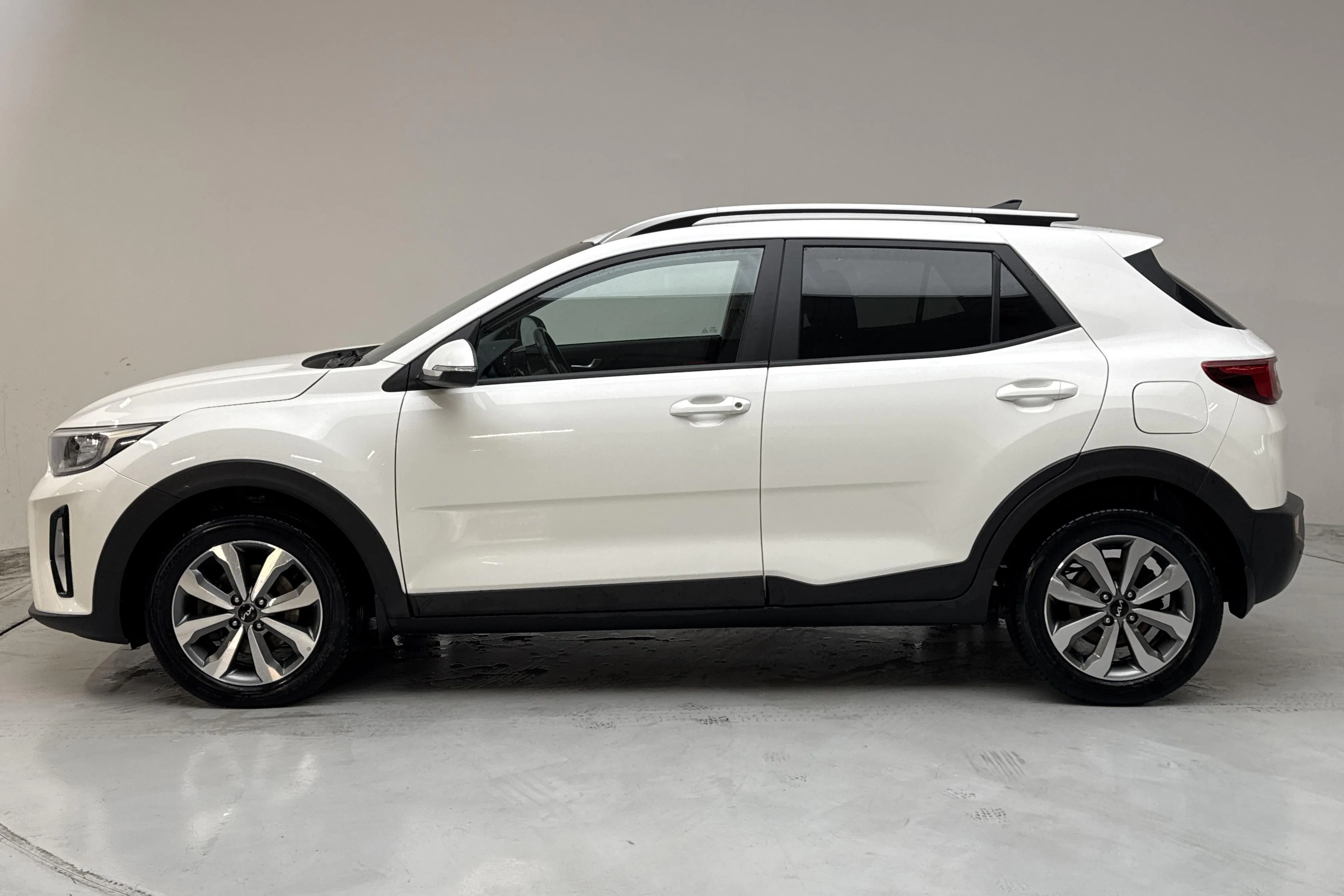 Presentationsfoto 2 av 14: KIA Stonic 1.0 T-GDi 48V (120hk) - 9 910 mil - Automat - vit - 2023