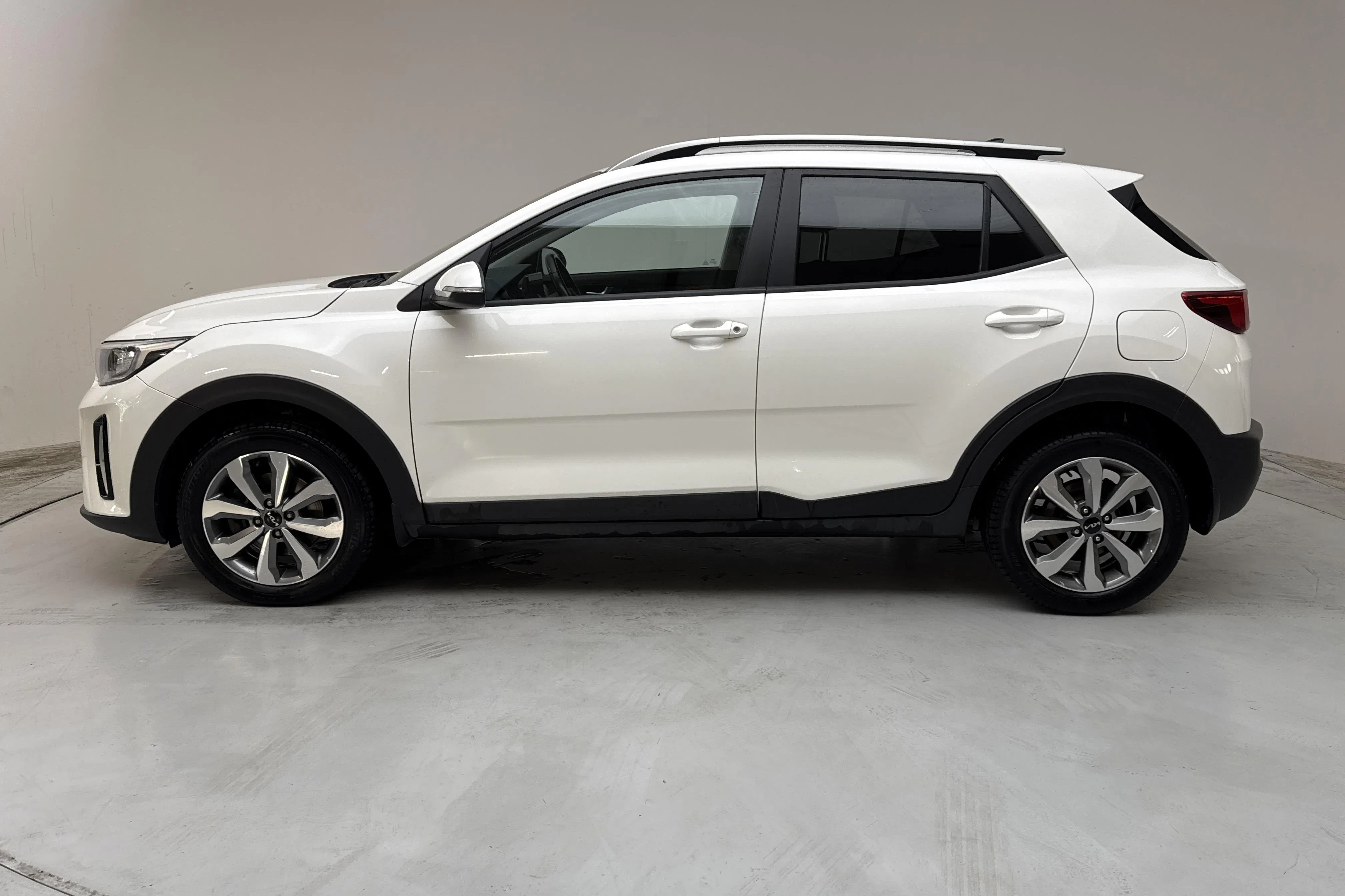 Presentationsfoto 2 av 14: KIA Stonic 1.0 T-GDi 48V (120hk) - 4 787 mil - Automat - vit - 2023