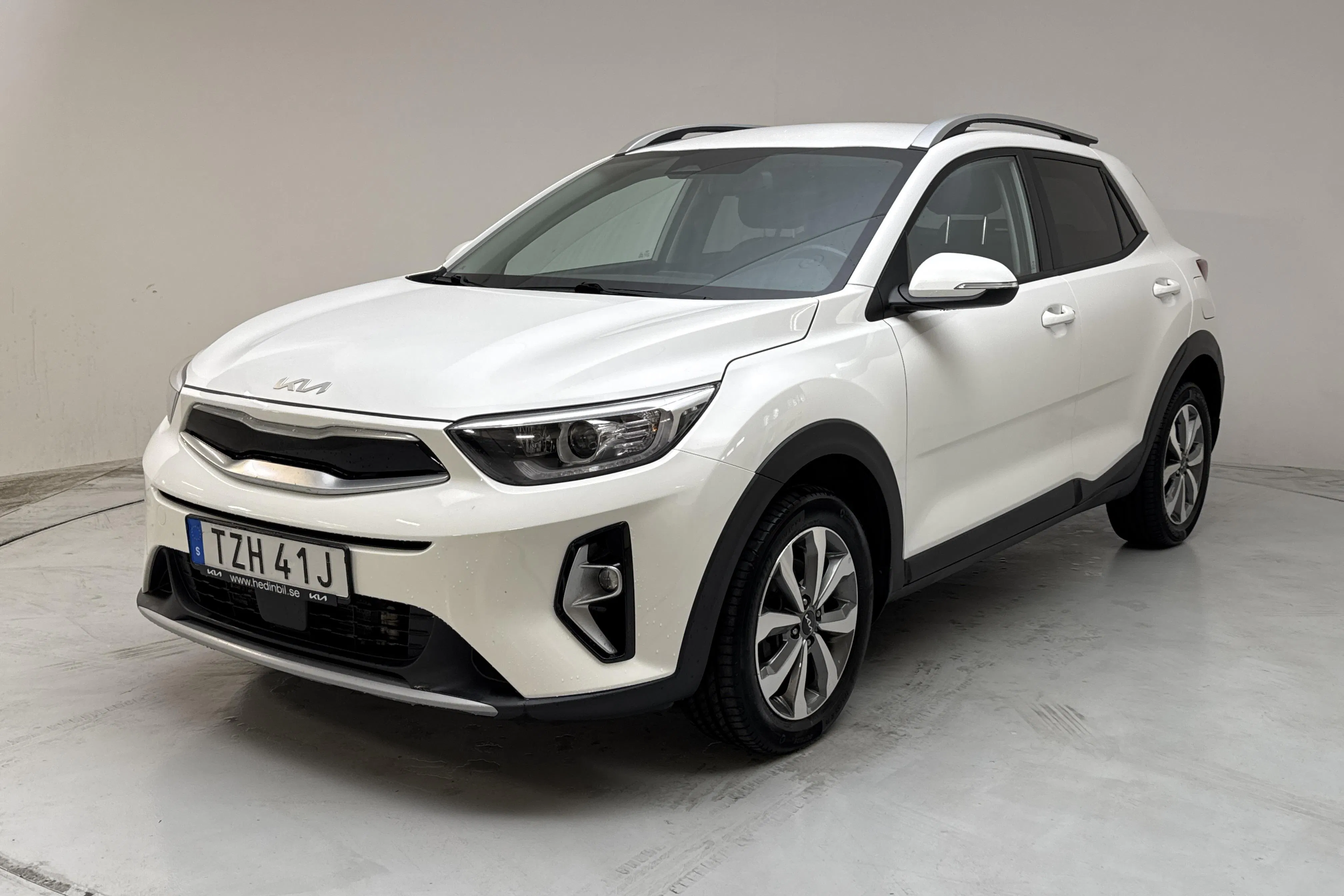 Presentationsfoto 1 av 14: KIA Stonic 1.0 T-GDi 48V (120hk) - 4 787 mil - Automat - vit - 2023