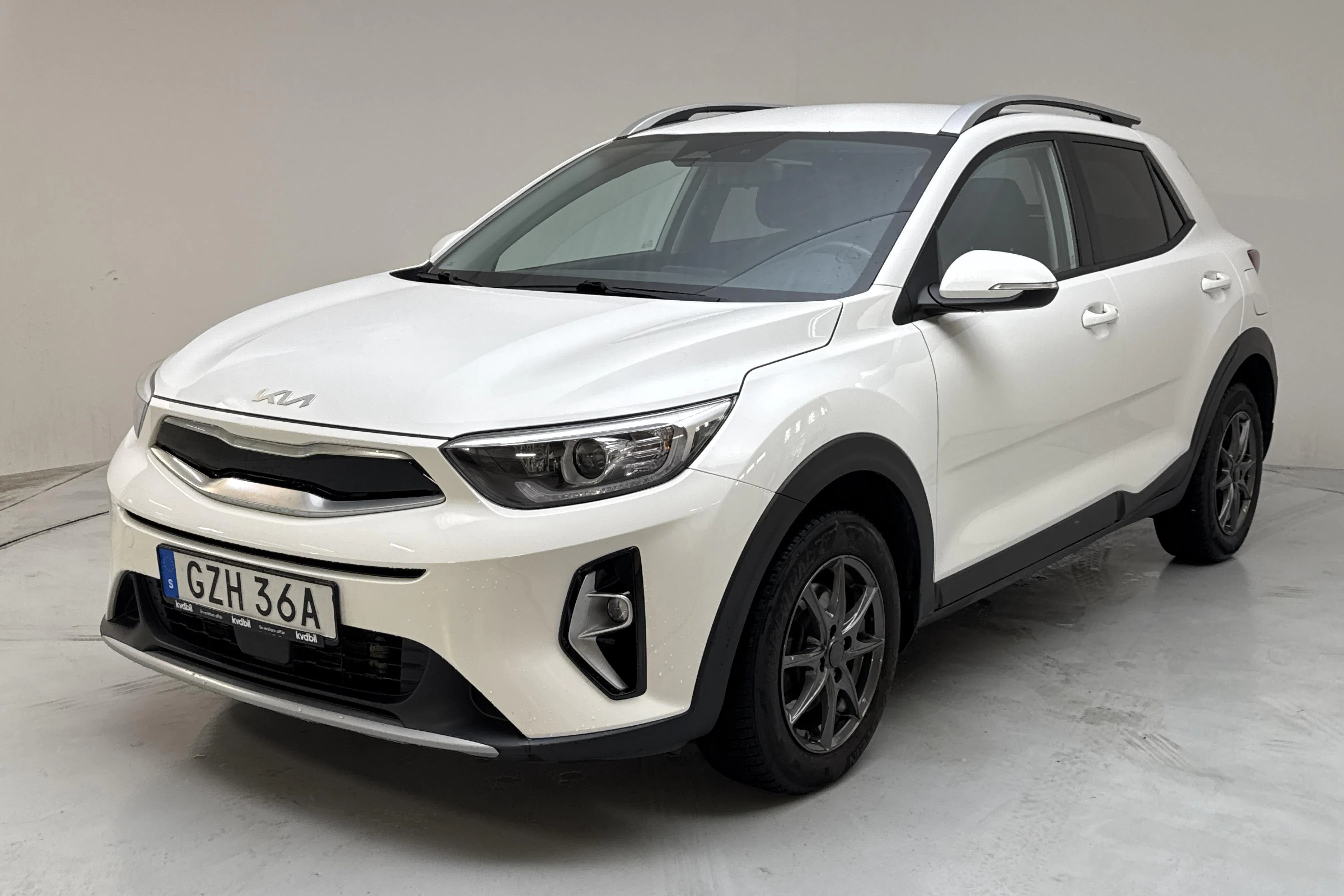 Presentationsfoto 1 av 14: KIA Stonic 1.0 T-GDi 48V (120hk) - 6 222 mil - Automat - vit - 2023