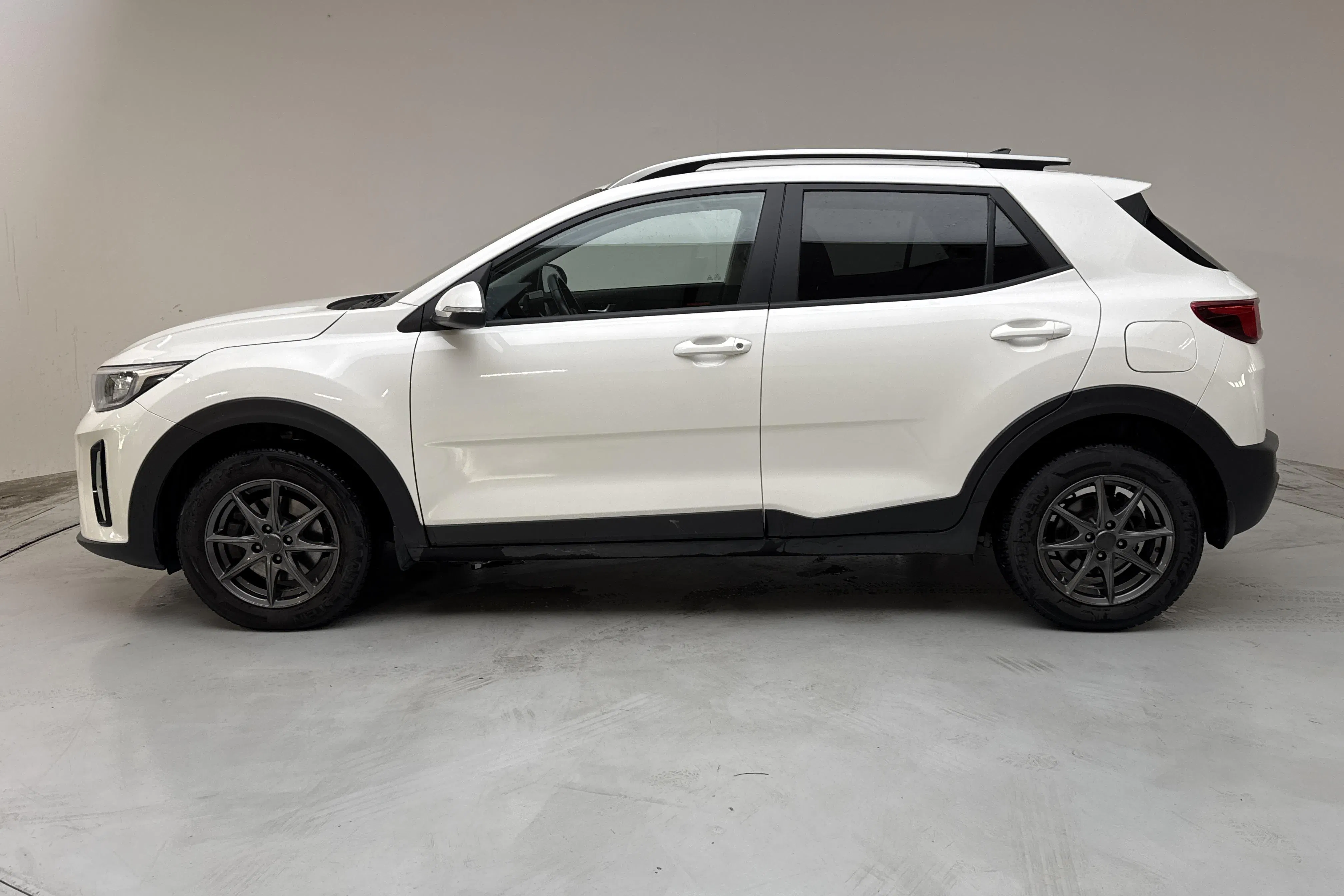 Presentationsfoto 2 av 14: KIA Stonic 1.0 T-GDi 48V (120hk) - 6 222 mil - Automat - vit - 2023