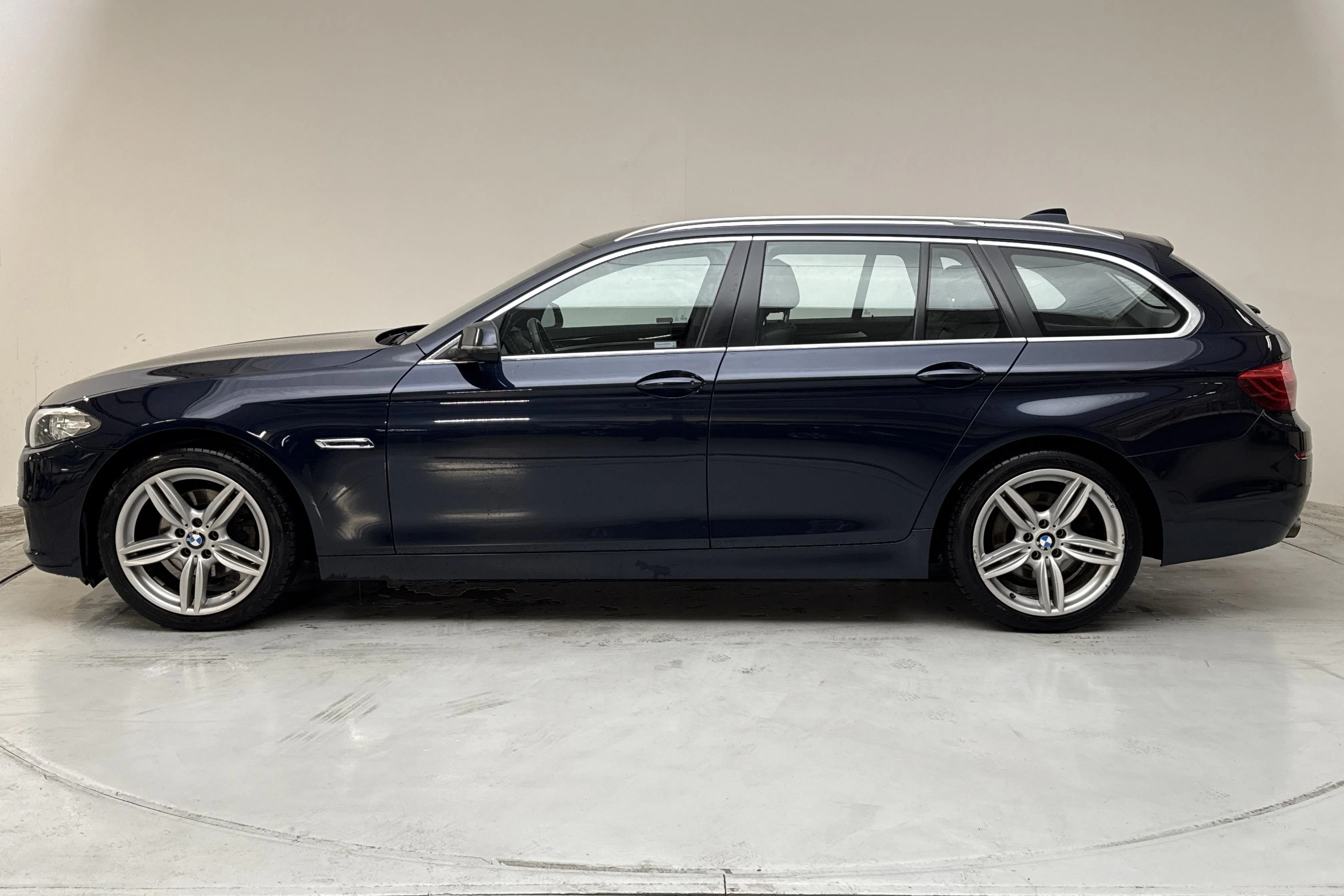 Presentationsfoto 2 av 11: BMW 520d xDrive Touring, F11 (190hk) - 20 586 mil - Automat - blå - 2017