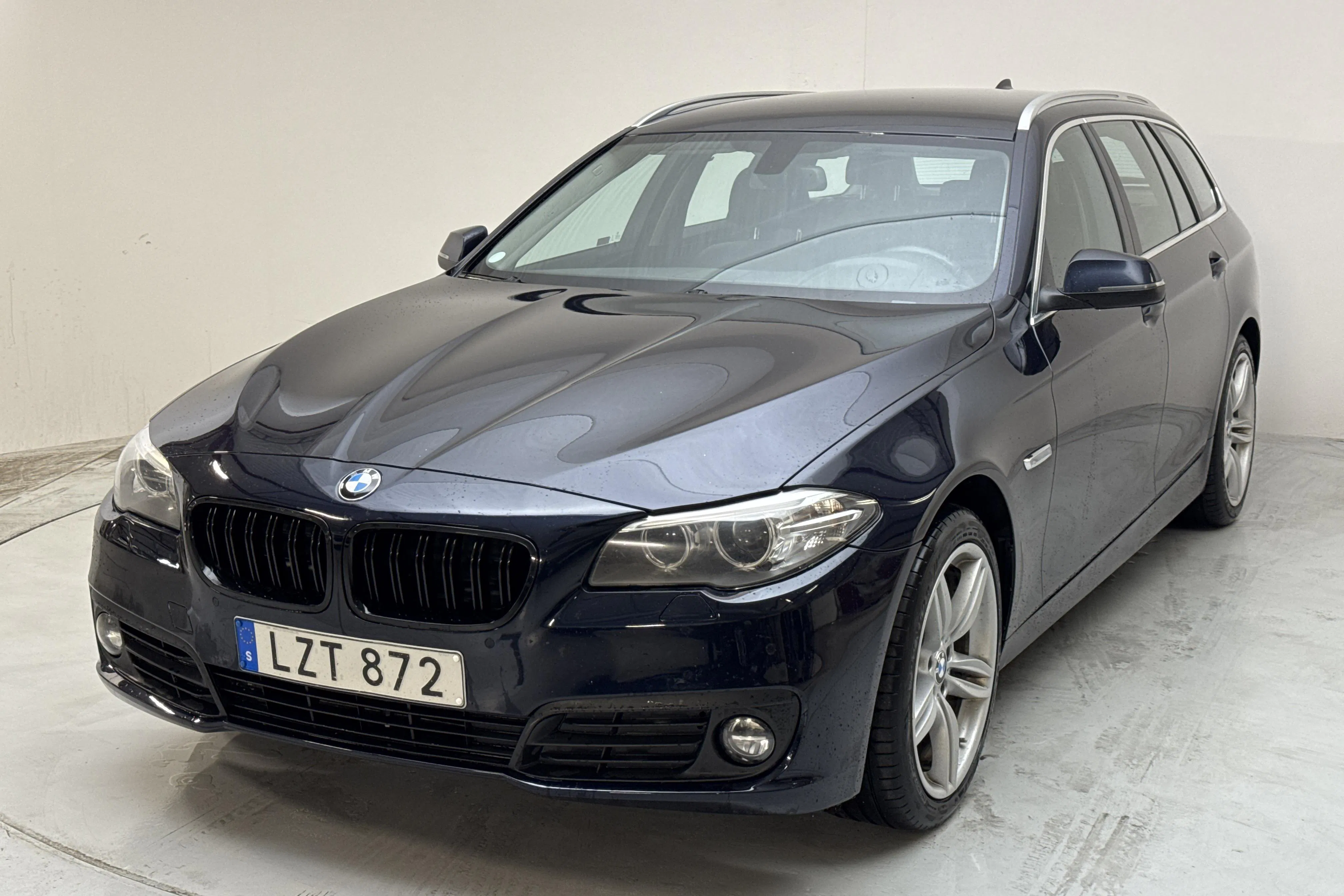 Presentationsfoto 1 av 11: BMW 520d xDrive Touring, F11 (190hk) - 20 586 mil - Automat - blå - 2017