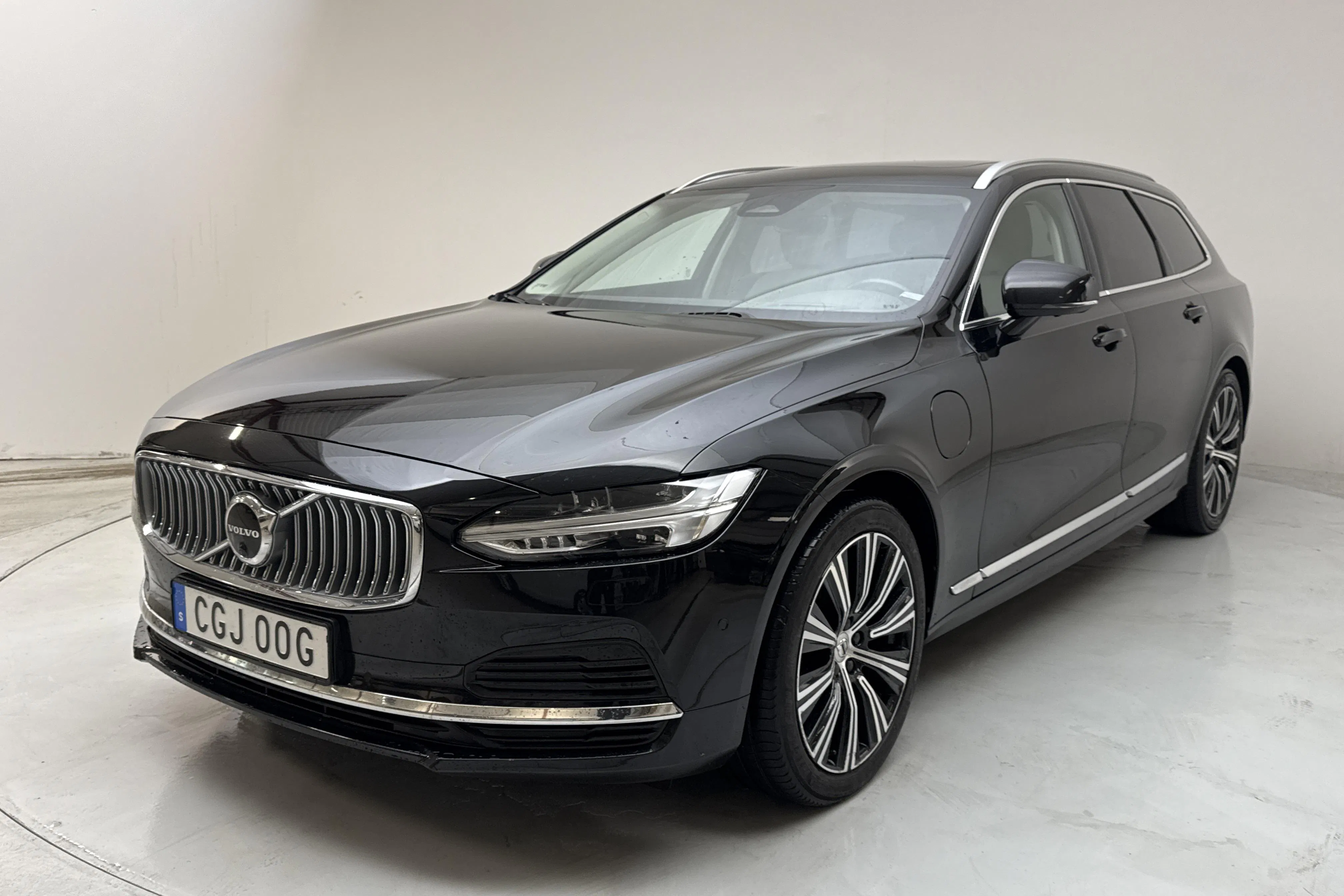Presentationsfoto 1 av 19: Volvo V90 T6 AWD Recharge (350hk) - 13 944 mil - Automat - svart - 2023