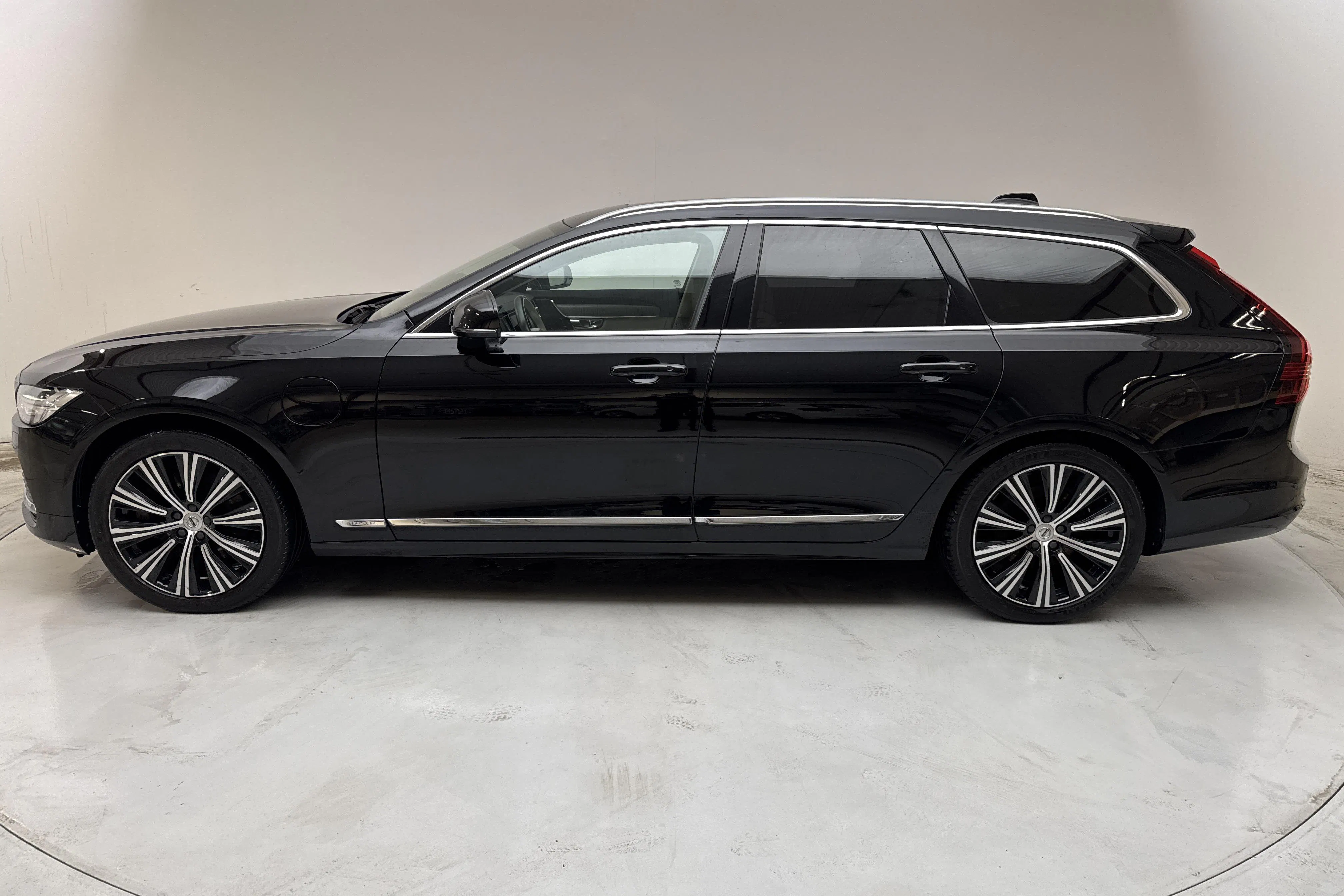 Presentationsfoto 2 av 19: Volvo V90 T6 AWD Recharge (350hk) - 13 944 mil - Automat - svart - 2023