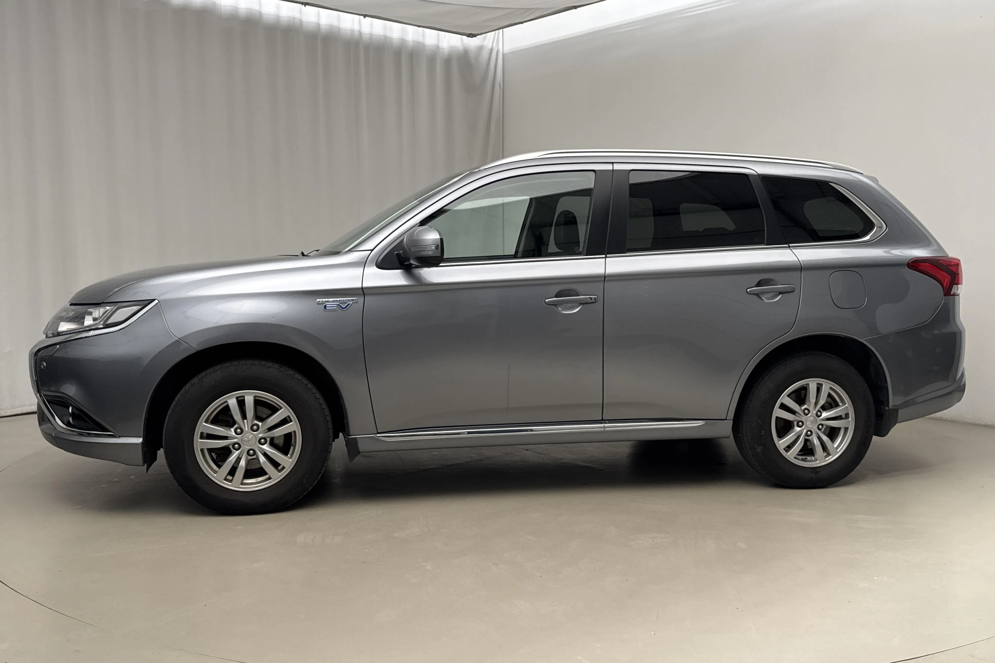 Presentation photo 2 of 19: Mitsubishi Outlander 2.0 Plug-in Hybrid 4WD (203hk) - 198 200 km - Automatic - dark grey - 2016