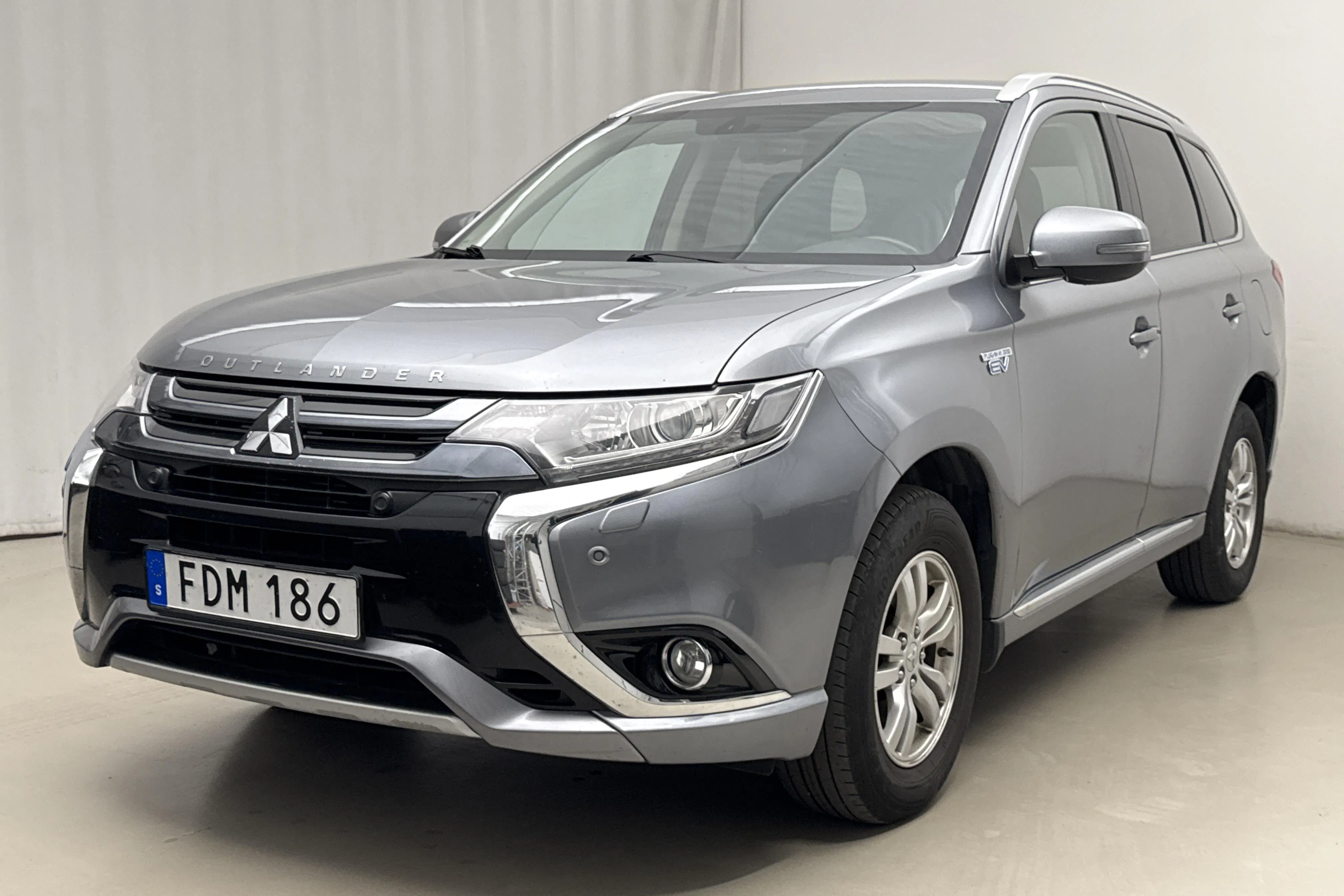Presentation photo 1 of 19: Mitsubishi Outlander 2.0 Plug-in Hybrid 4WD (203hk) - 198 200 km - Automatic - dark grey - 2016