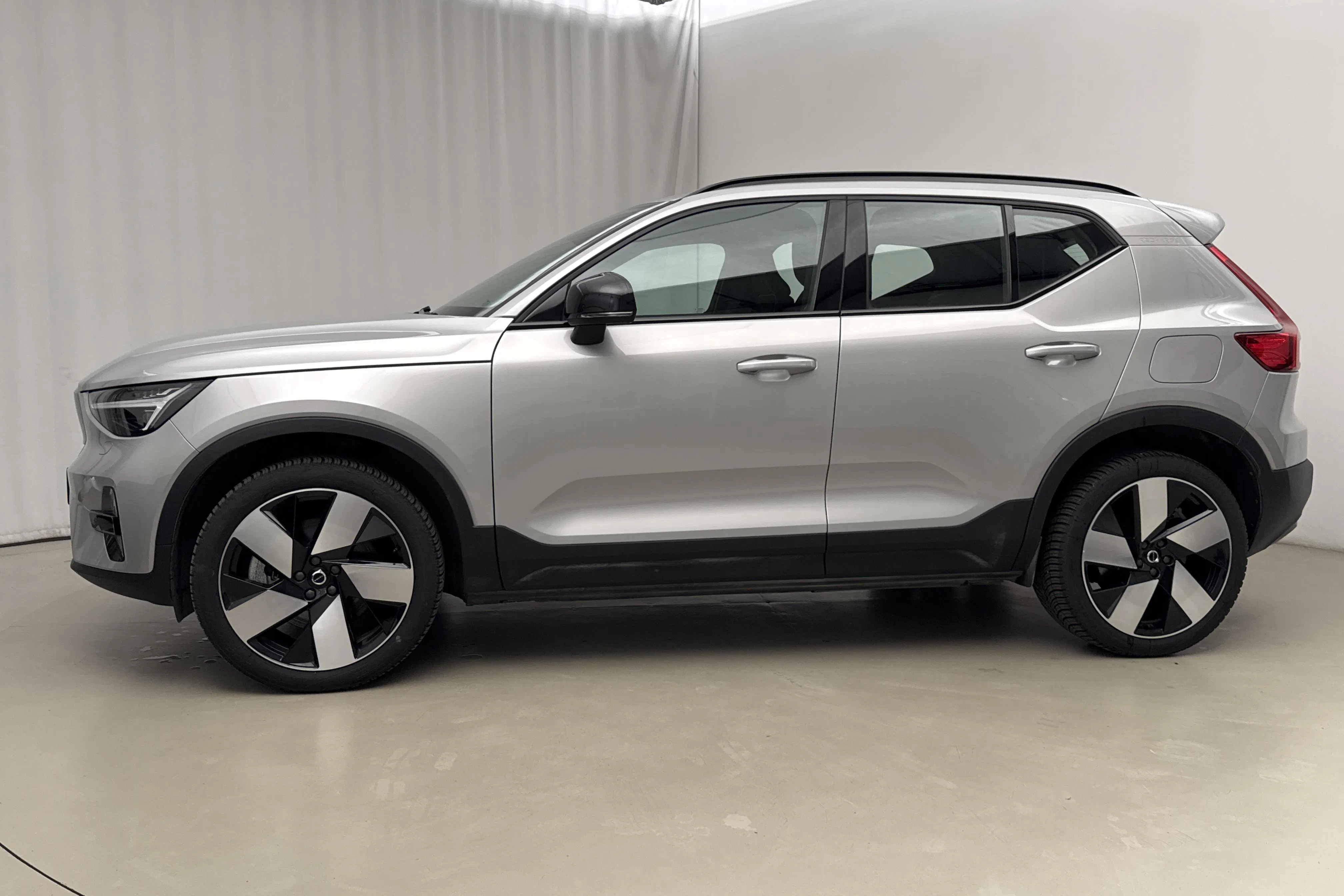 Presentation photo 2 of 22: Volvo XC40 Recharge Extended Range (252hk) - 16 510 km - Automatic - silver - 2024