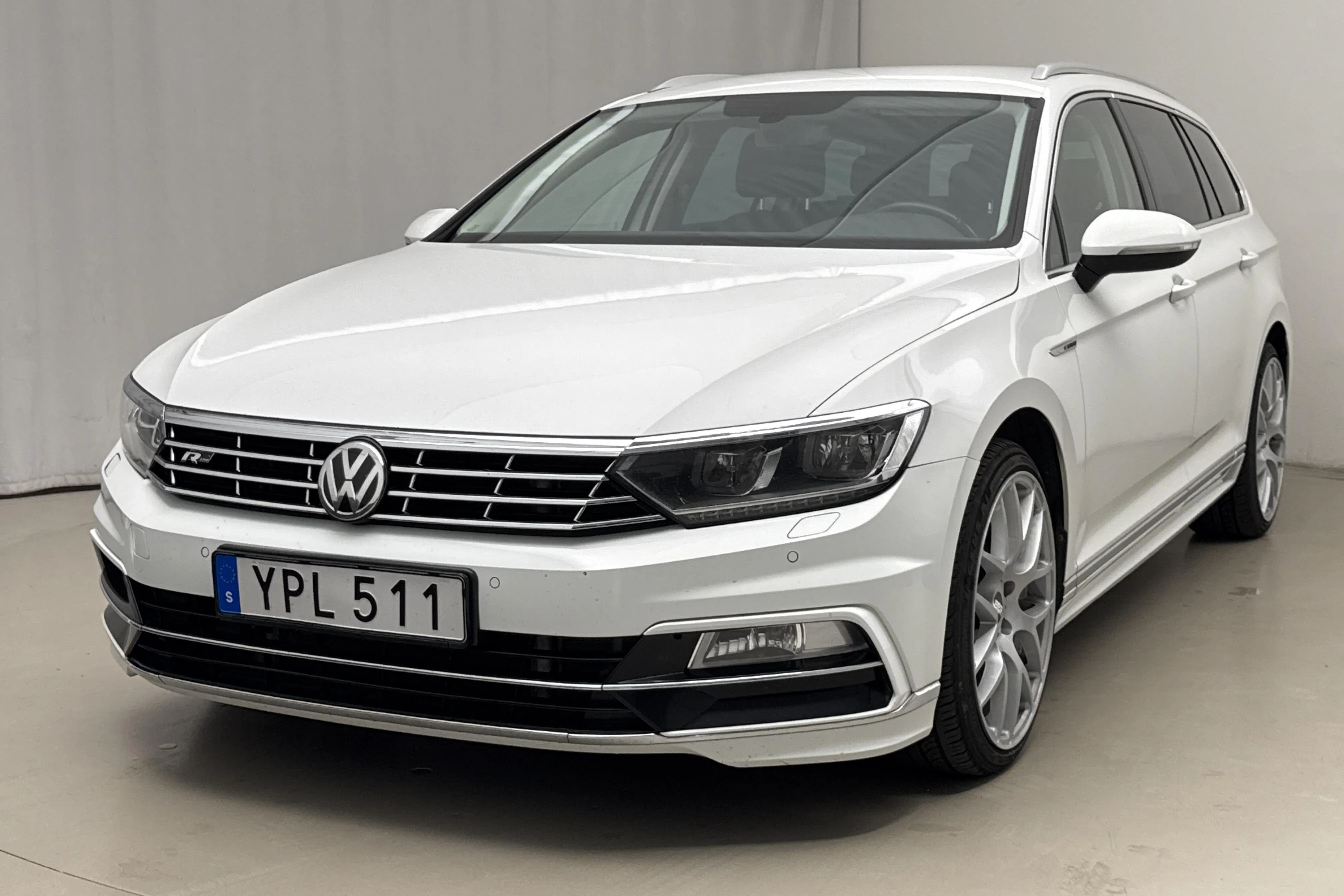 Presentationsfoto 1 av 17: VW Passat 2.0 TDI BiTurbo Sportscombi 4MOTION (240hk) - 18 702 mil - Automat - vit - 2018