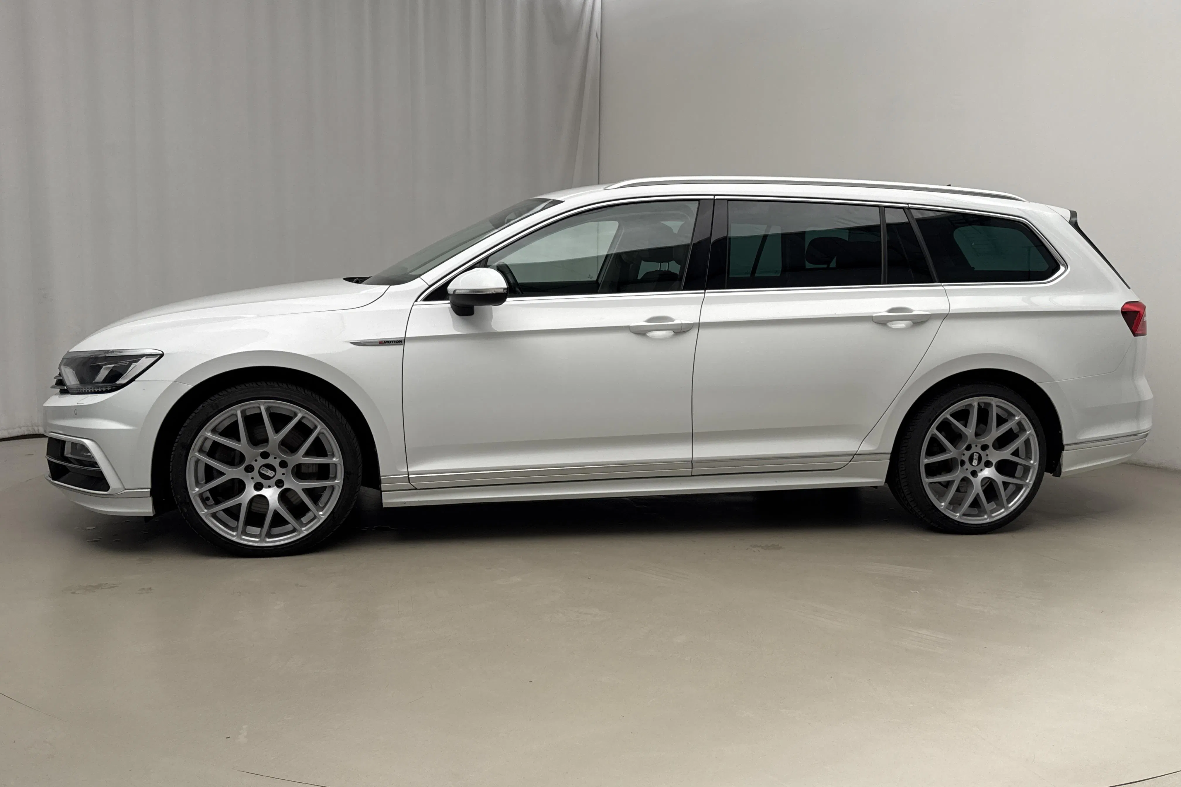 Presentationsfoto 2 av 17: VW Passat 2.0 TDI BiTurbo Sportscombi 4MOTION (240hk) - 18 702 mil - Automat - vit - 2018
